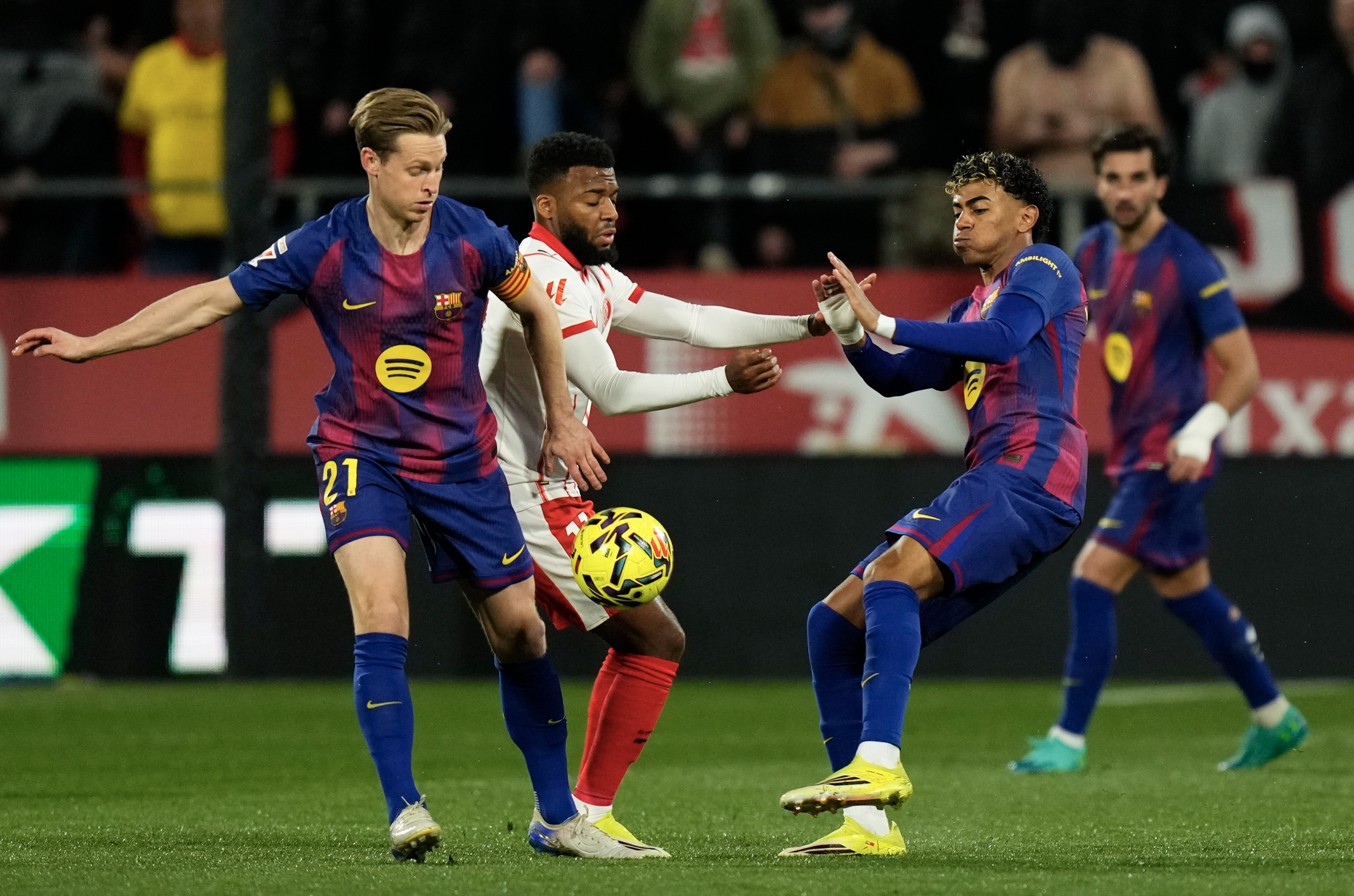 Gục ng&atilde; cay đắng ở derby Catalunya, Barcelona &ocirc;m hận với cuộc đua La Liga - Ảnh 4.
