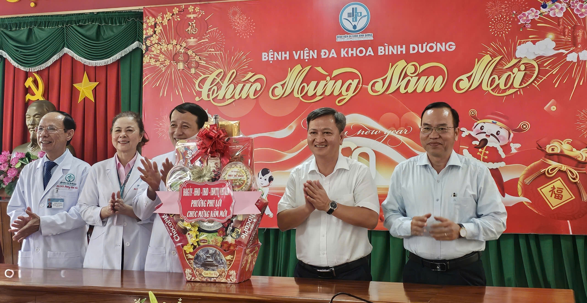 Ph&oacute; B&iacute; thư Th&agrave;nh ủy TPHCM V&otilde; Văn Minh thăm c&ocirc;ng nh&acirc;n v&agrave; bệnh nh&acirc;n ngh&egrave;o dịp Tết 2026 - Ảnh 6.