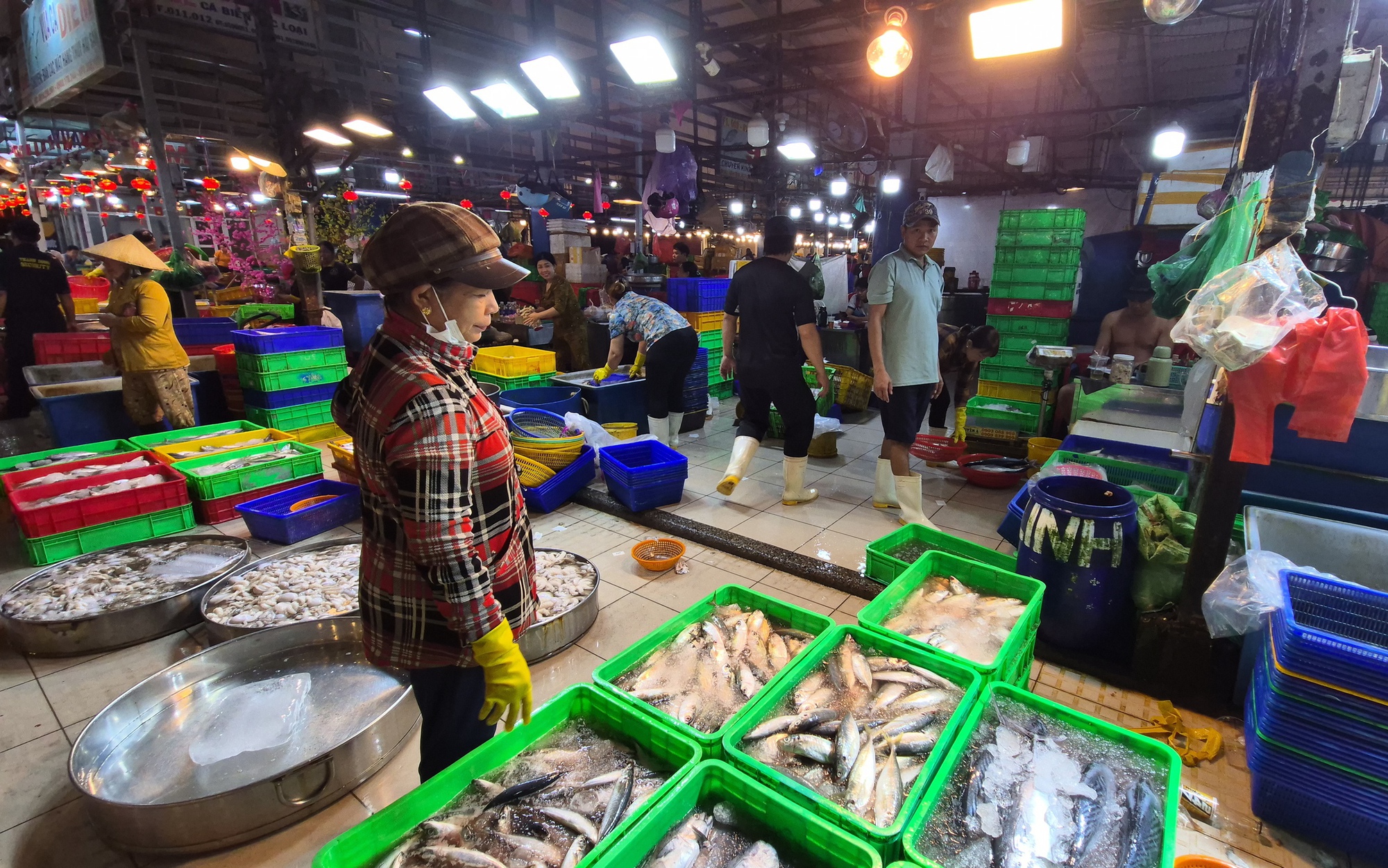 Chợ 29 Tết: Hàng về ít lại, nhiều nơi bán đến 20 giờ