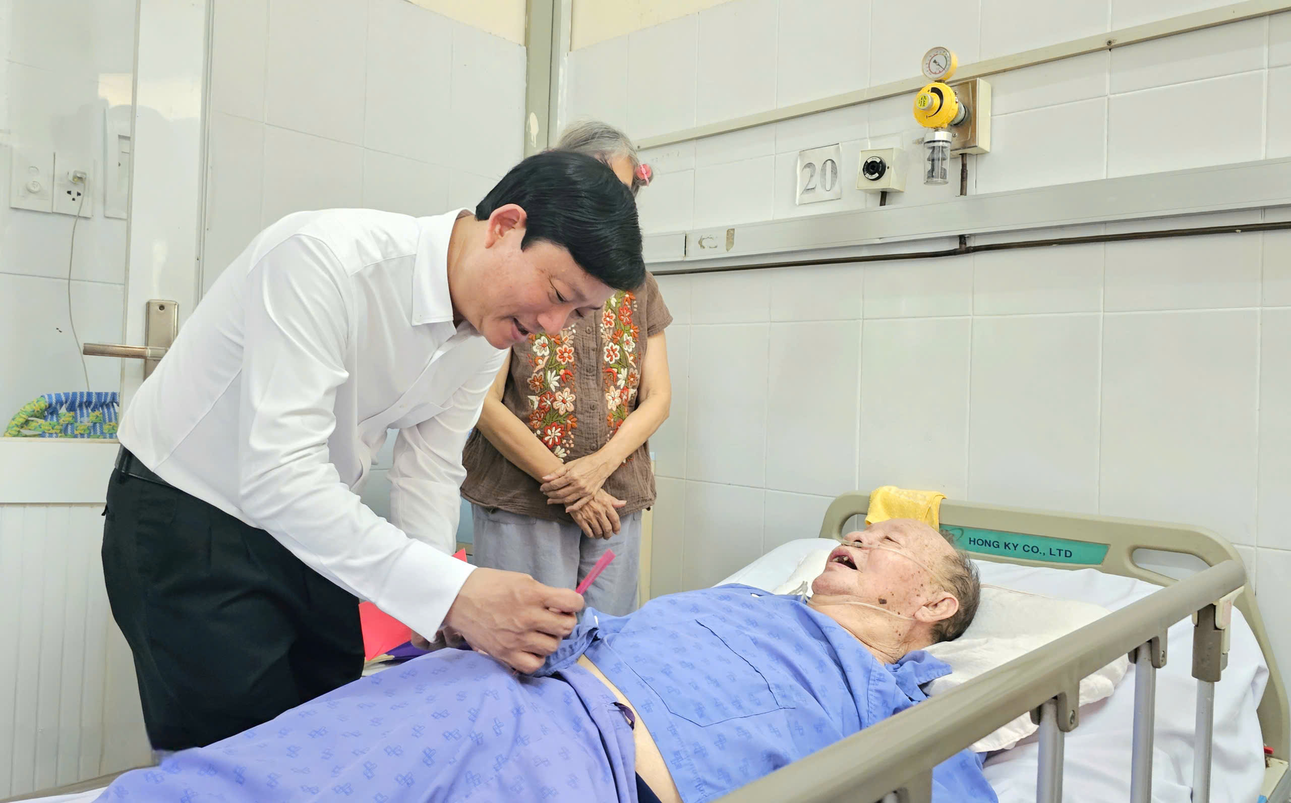 Ph&oacute; B&iacute; thư Th&agrave;nh ủy TPHCM V&otilde; Văn Minh thăm c&ocirc;ng nh&acirc;n v&agrave; bệnh nh&acirc;n ngh&egrave;o dịp Tết 2026 - Ảnh 8.