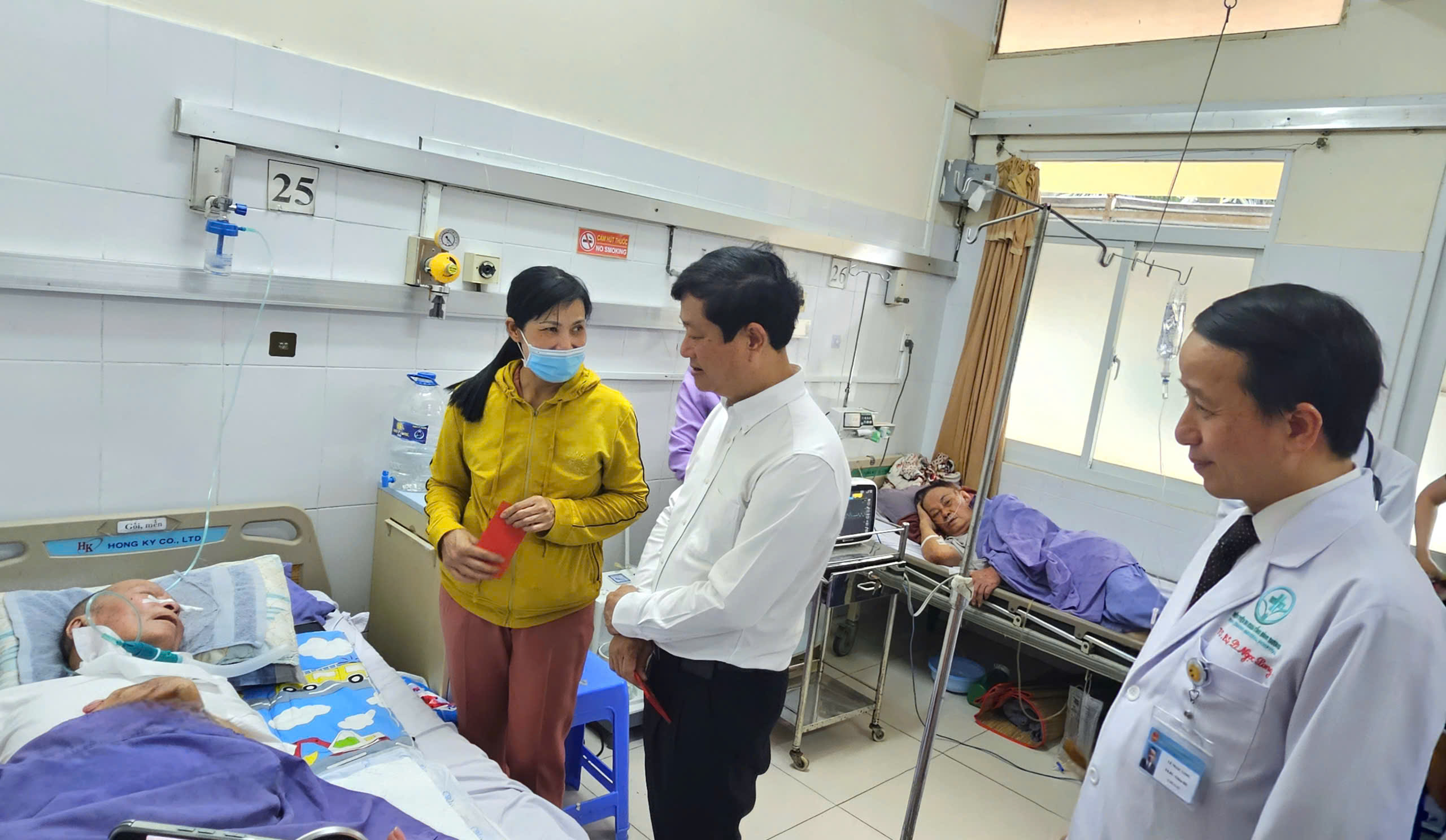 Ph&oacute; B&iacute; thư Th&agrave;nh ủy TPHCM V&otilde; Văn Minh thăm c&ocirc;ng nh&acirc;n v&agrave; bệnh nh&acirc;n ngh&egrave;o dịp Tết 2026 - Ảnh 7.