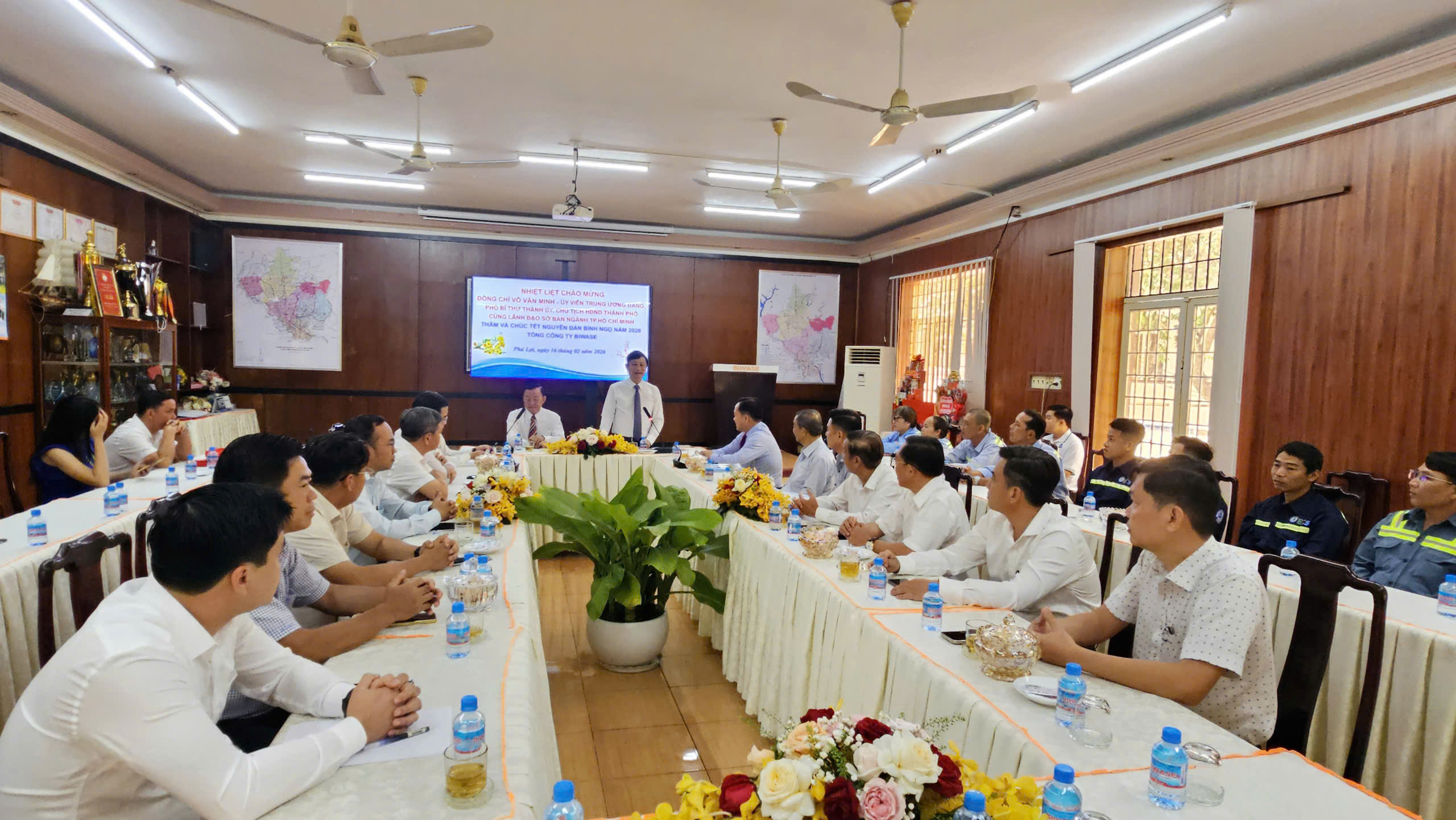 Ph&oacute; B&iacute; thư Th&agrave;nh ủy TPHCM V&otilde; Văn Minh thăm c&ocirc;ng nh&acirc;n v&agrave; bệnh nh&acirc;n ngh&egrave;o dịp Tết 2026 - Ảnh 1.