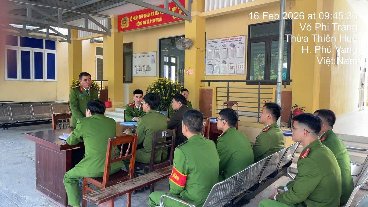 Cận Tết, Gi&aacute;m đốc v&agrave; Ph&oacute; Gi&aacute;m đốc c&ocirc;ng an đến kiểm tra đột xuất c&ocirc;ng an phường - Ảnh 2.