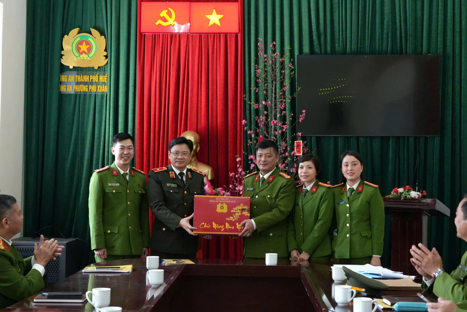 Cận Tết, Gi&aacute;m đốc v&agrave; Ph&oacute; Gi&aacute;m đốc c&ocirc;ng an đến kiểm tra đột xuất c&ocirc;ng an phường - Ảnh 1.