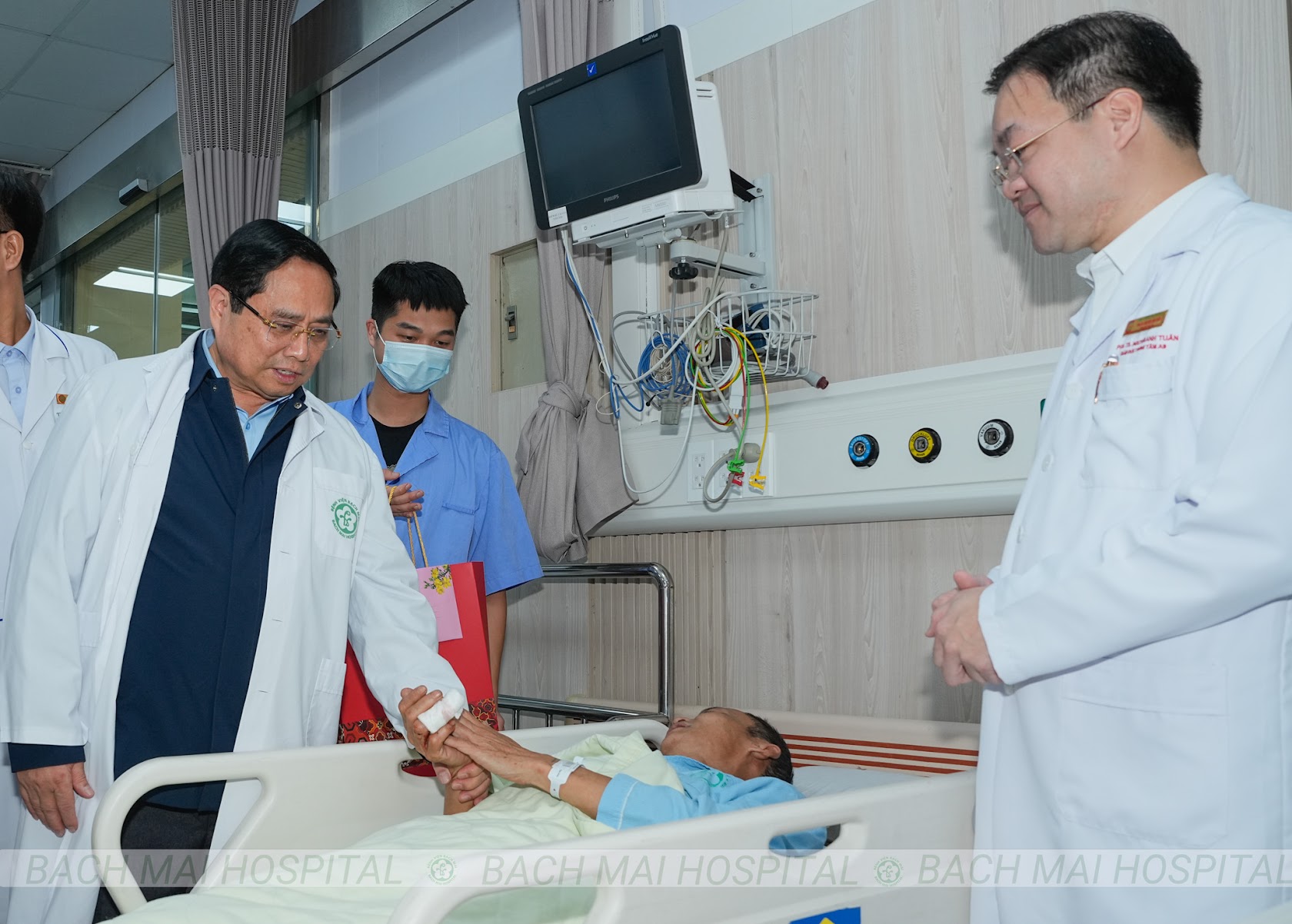 Thủ tướng Phạm Minh Chính thăm hỏi, tặng quà người bệnh - Ảnh 4.