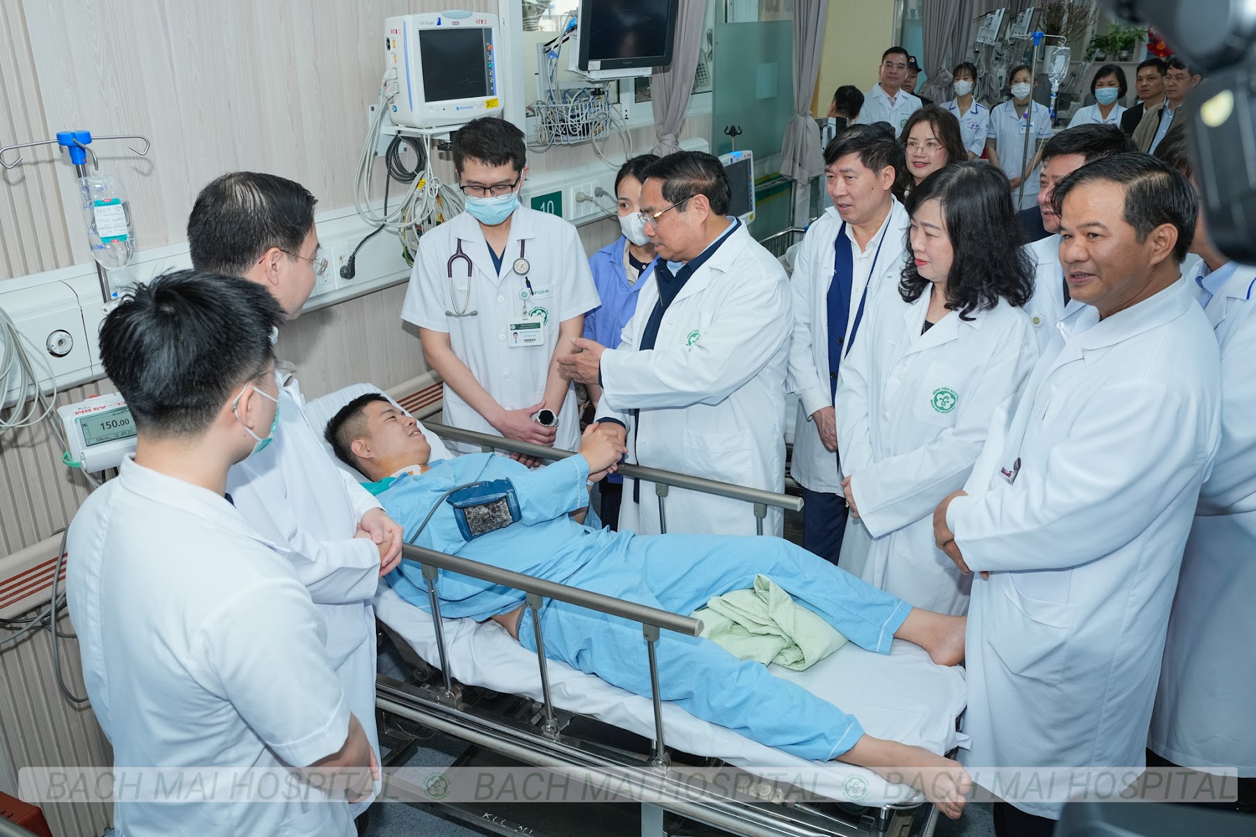 Thủ tướng Phạm Minh Chính thăm hỏi, tặng quà người bệnh - Ảnh 2.