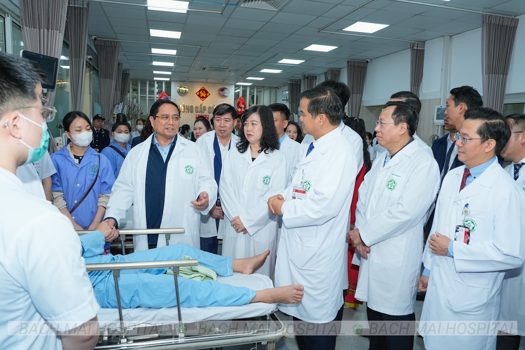 Thủ tướng Phạm Minh Chính thăm hỏi, tặng quà người bệnh - Ảnh 5.