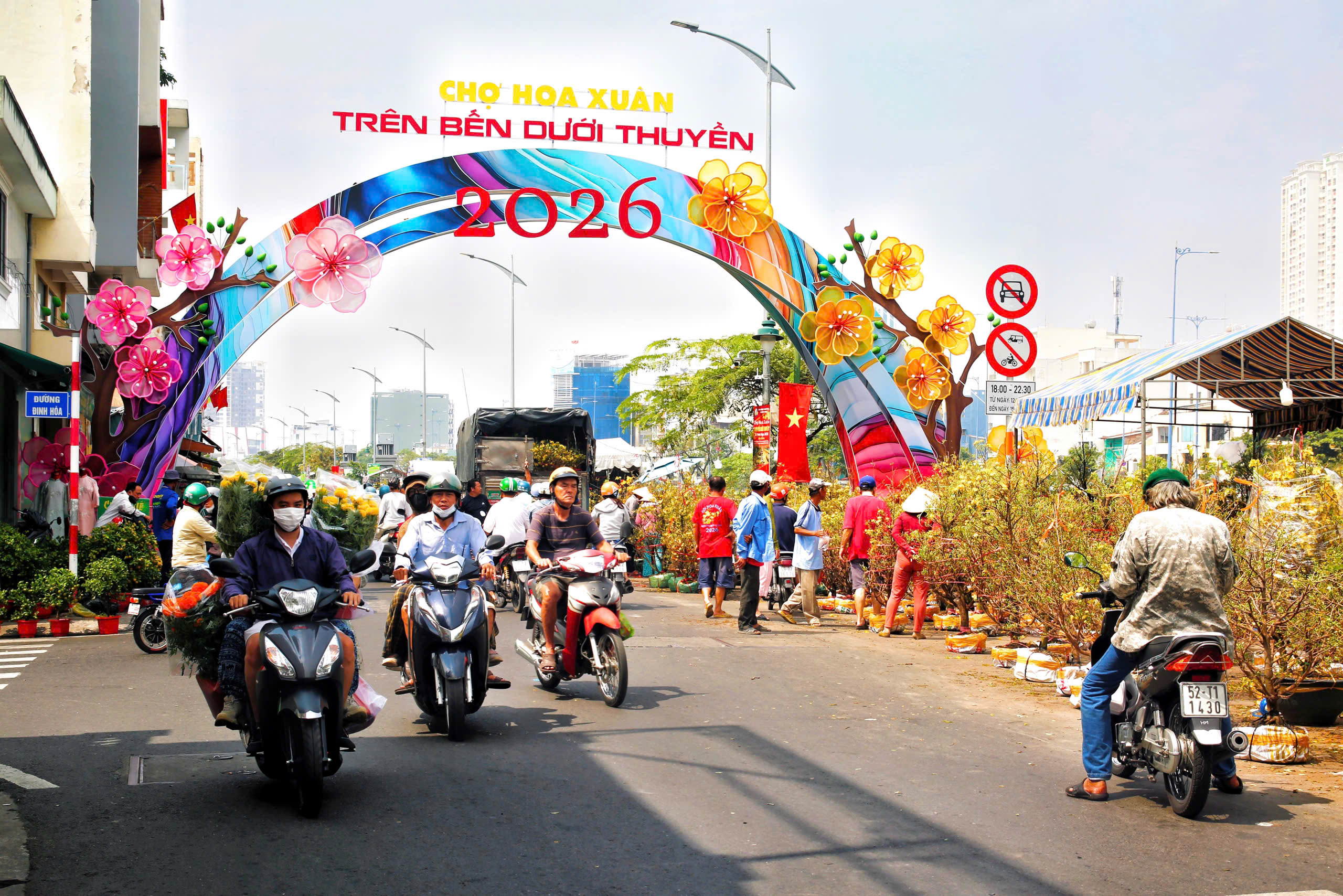 Chợ hoa Tết TPHCM: Kh&ocirc;ng gian văn h&oacute;a xu&acirc;n - Ảnh 1.