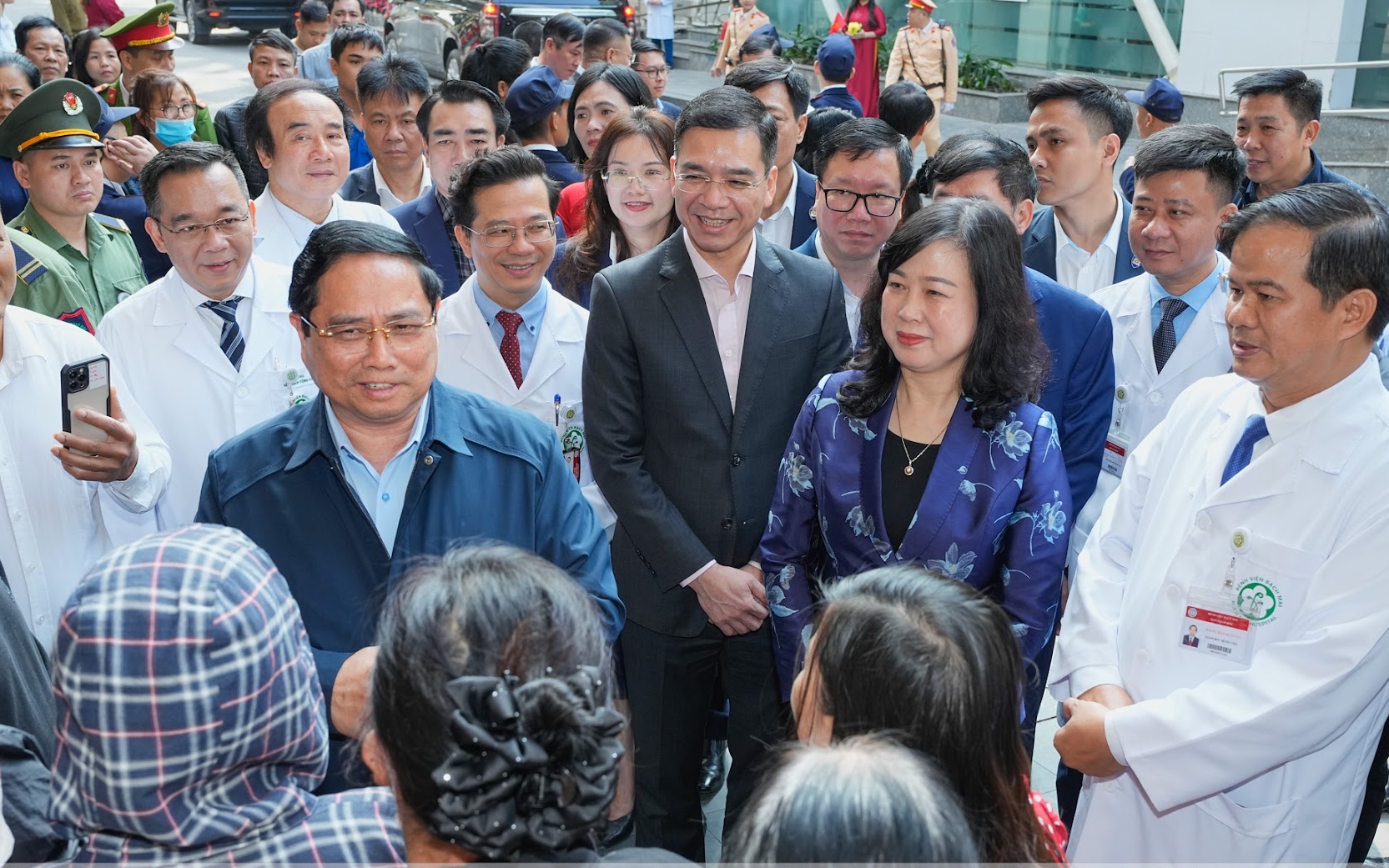 Thủ tướng Phạm Minh Chính thăm hỏi, tặng quà người bệnh