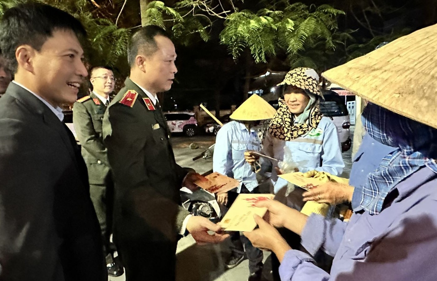 Giám đốc Công an Thanh Hóa kiểm tra trực Tết, lì xì công nhân môi trường làm nhiệm vụ - Ảnh 1.