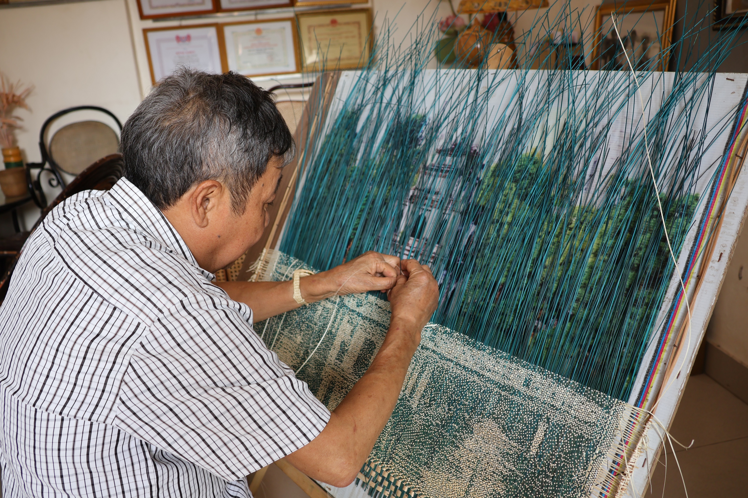 Nghệ nh&acirc;n nh&acirc;n d&acirc;n Nguyễn Văn Trung: Người tạo ch&acirc;n dung B&aacute;c Hồ bằng m&acirc;y tre đan - Ảnh 2.