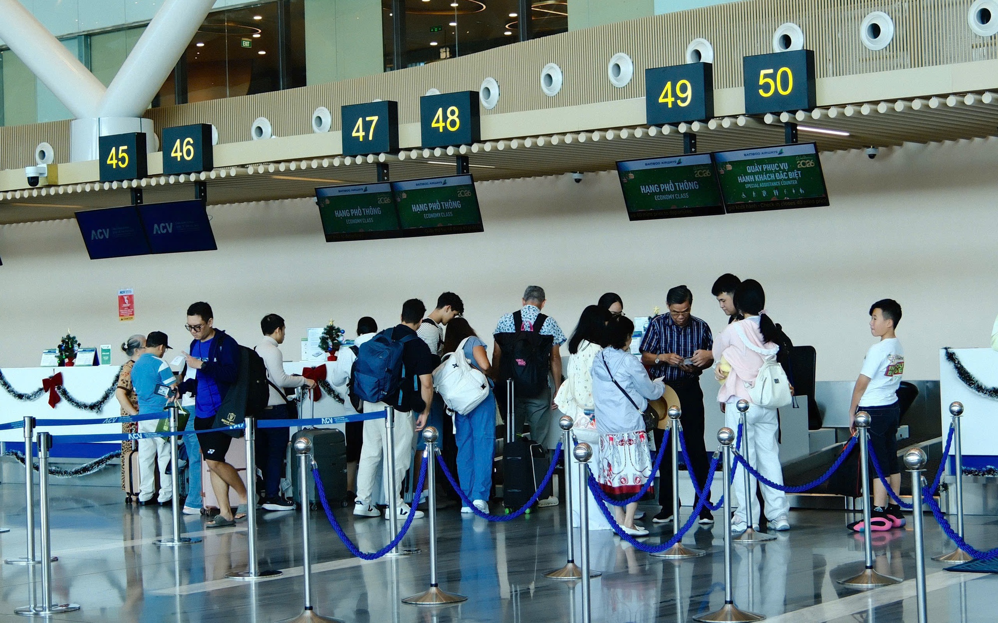 Mùng 1 Tết, giá vé máy bay từ TPHCM đi Hà Nội thấp bất ngờ