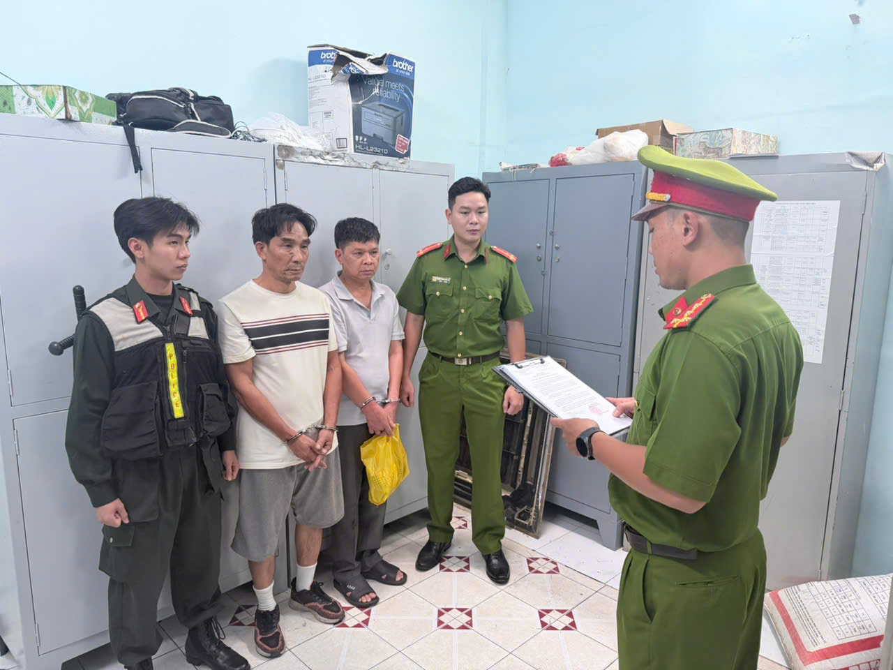 C&ocirc;ng an TPHCM bắt khẩn cấp hai người đ&aacute;nh nhau giữa đường g&acirc;y rối trật tự - Ảnh 1.
