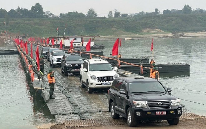 Thông xe cầu phao Đoan Hùng qua sông Lô
