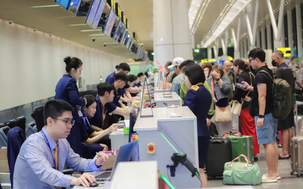 Vé máy bay Tết 2026 từ TPHCM đi Hà Nội giảm giá bất ngờ trong ngày mùng 1 Tết - Ảnh 1.