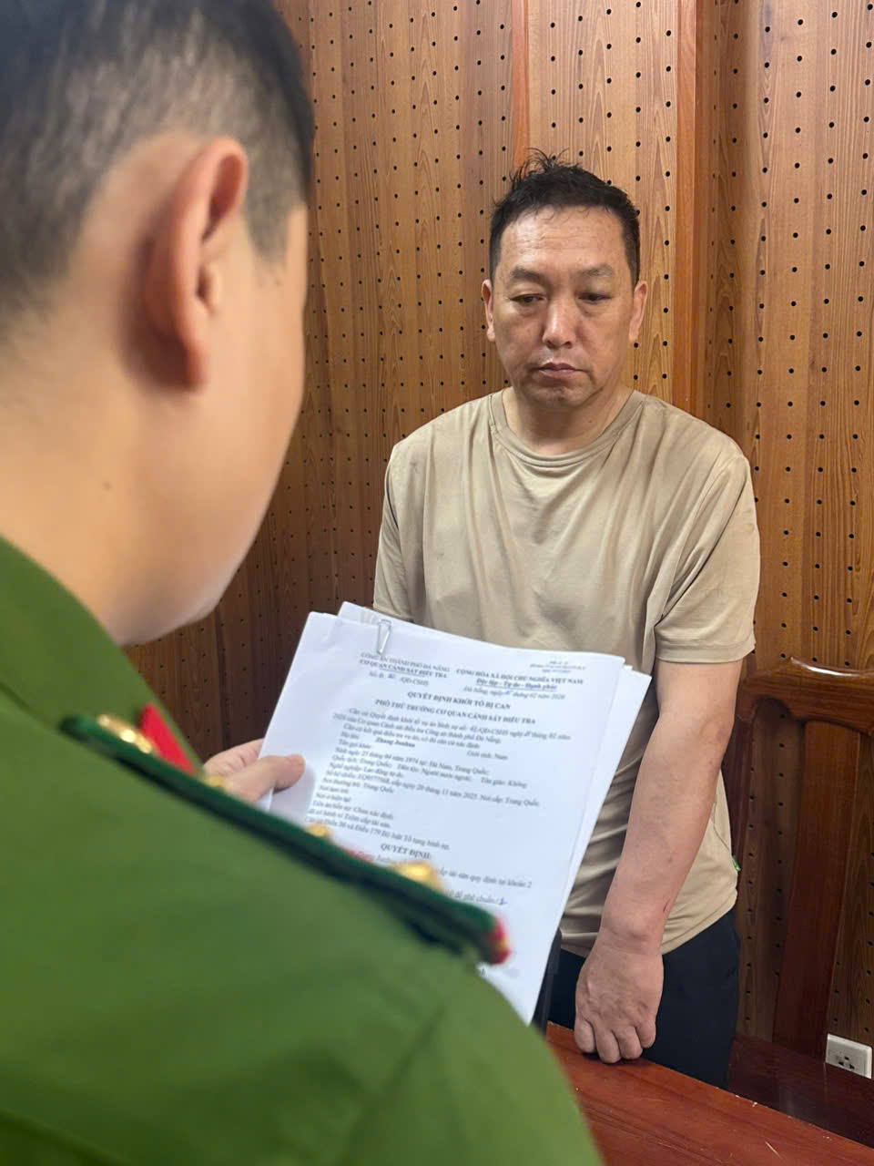 Bắt người đàn ông nước ngoài trộm tiền và nhiều USD ở Đà Nẵng - Ảnh 2.