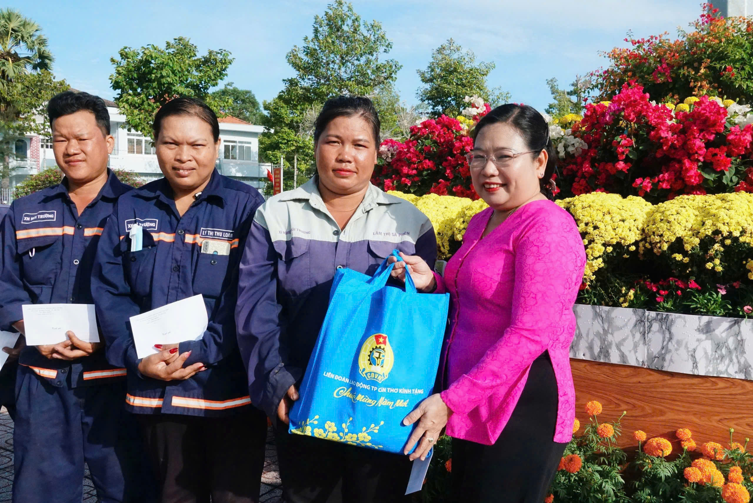 LĐLĐ TP Cần Thơ thăm, tặng qu&agrave; đo&agrave;n vi&ecirc;n, c&ocirc;ng nh&acirc;n đ&ecirc;m giao thừa - Ảnh 2.