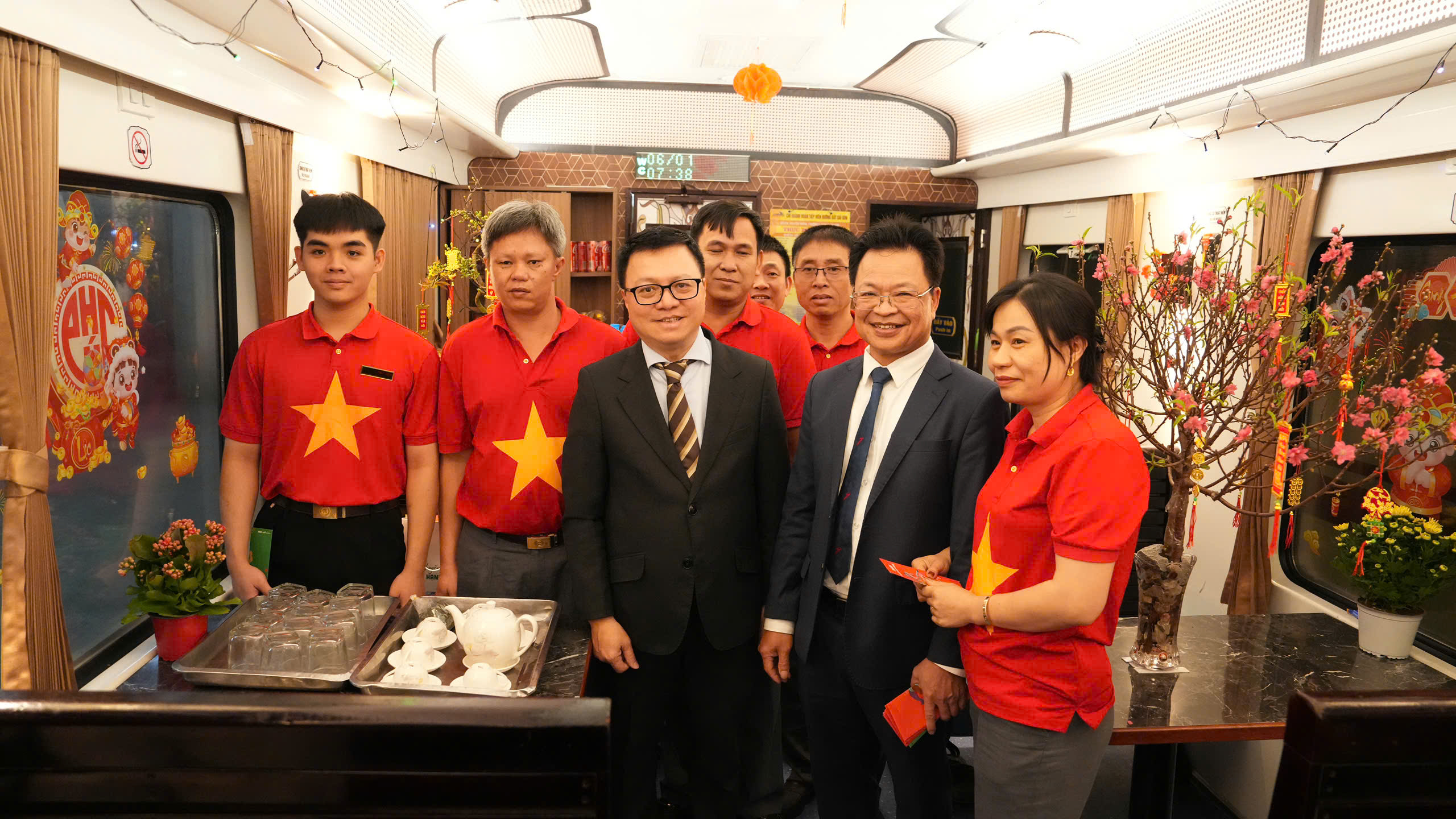 Không khí giao thừa rộn ràng khắp cả nước - Ảnh 5.