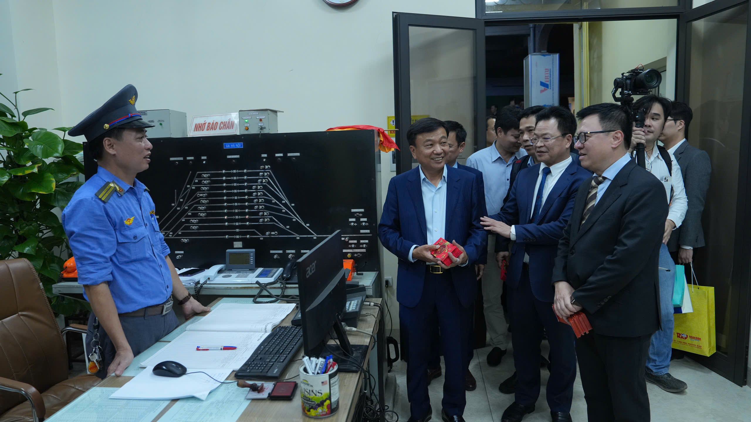 Không khí giao thừa rộn ràng khắp cả nước - Ảnh 2.