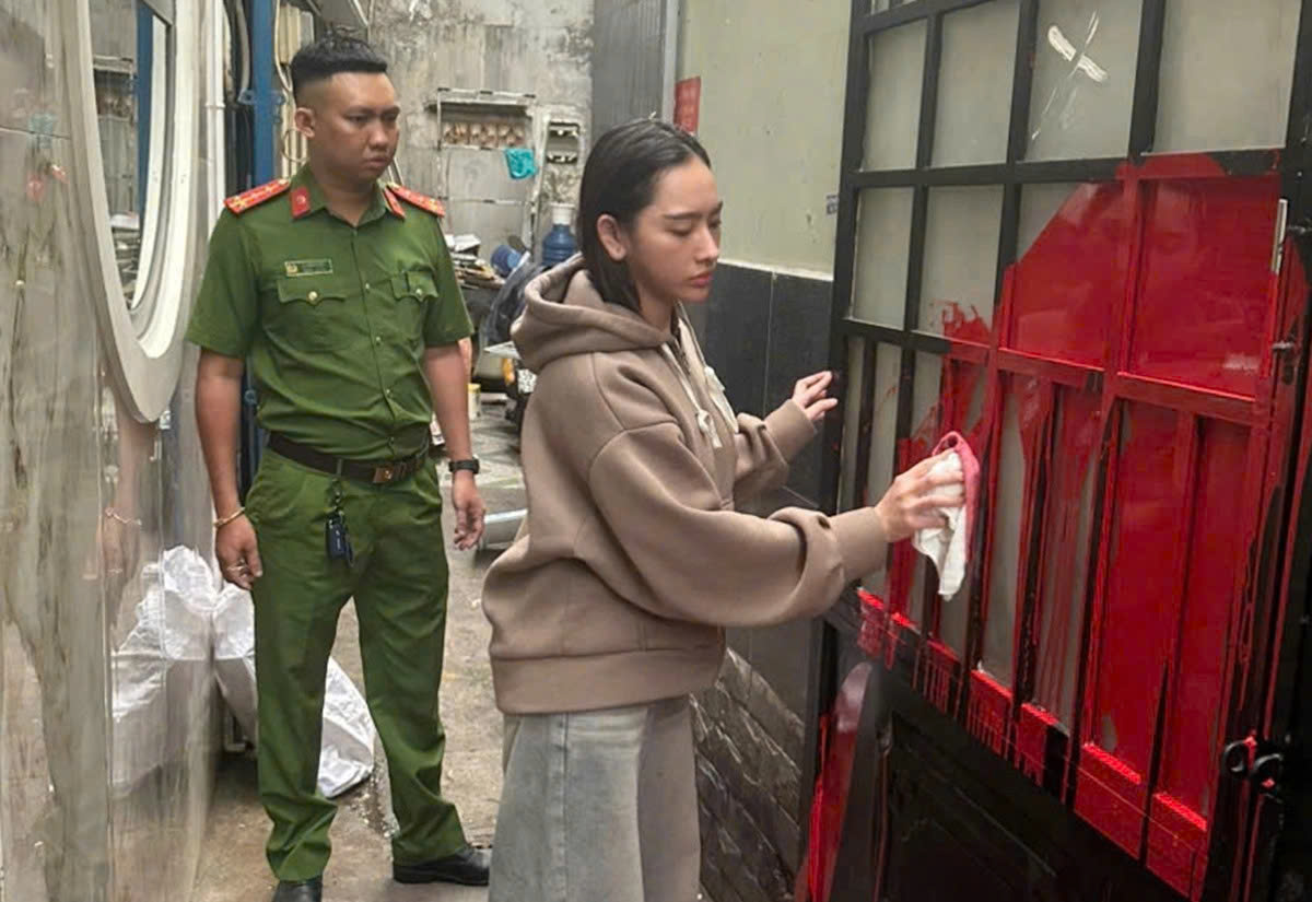 C&ocirc; g&aacute;i ở TPHCM tạt sơn nh&agrave; người y&ecirc;u cũ để "bỏ tức" - Ảnh 1.