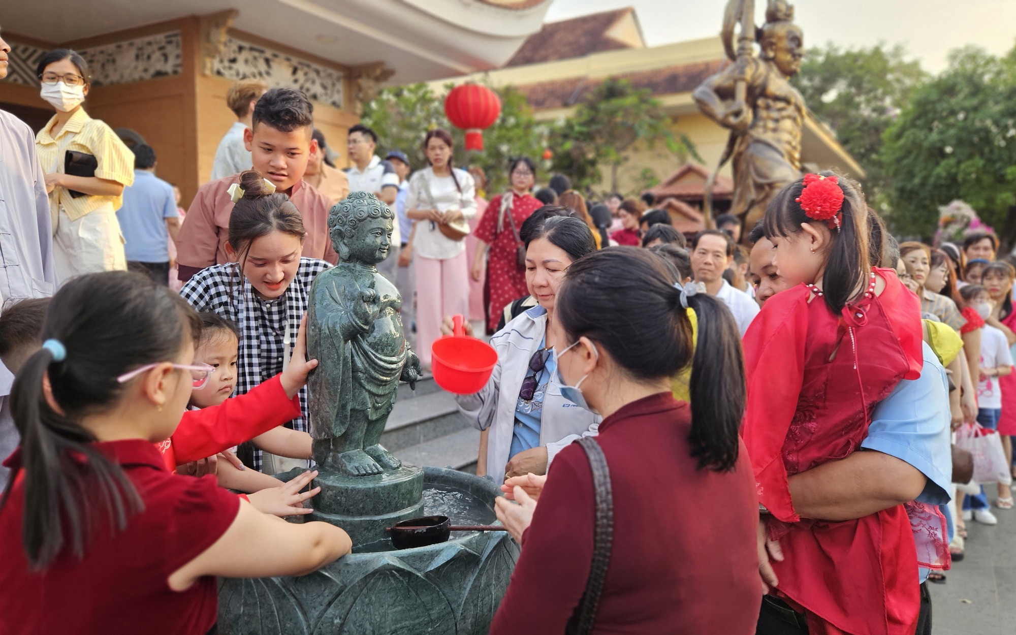 Người dân Cà Mau và Đồng Tháp chen chân cầu bình an ngày Tết 2026 - Ảnh 10.