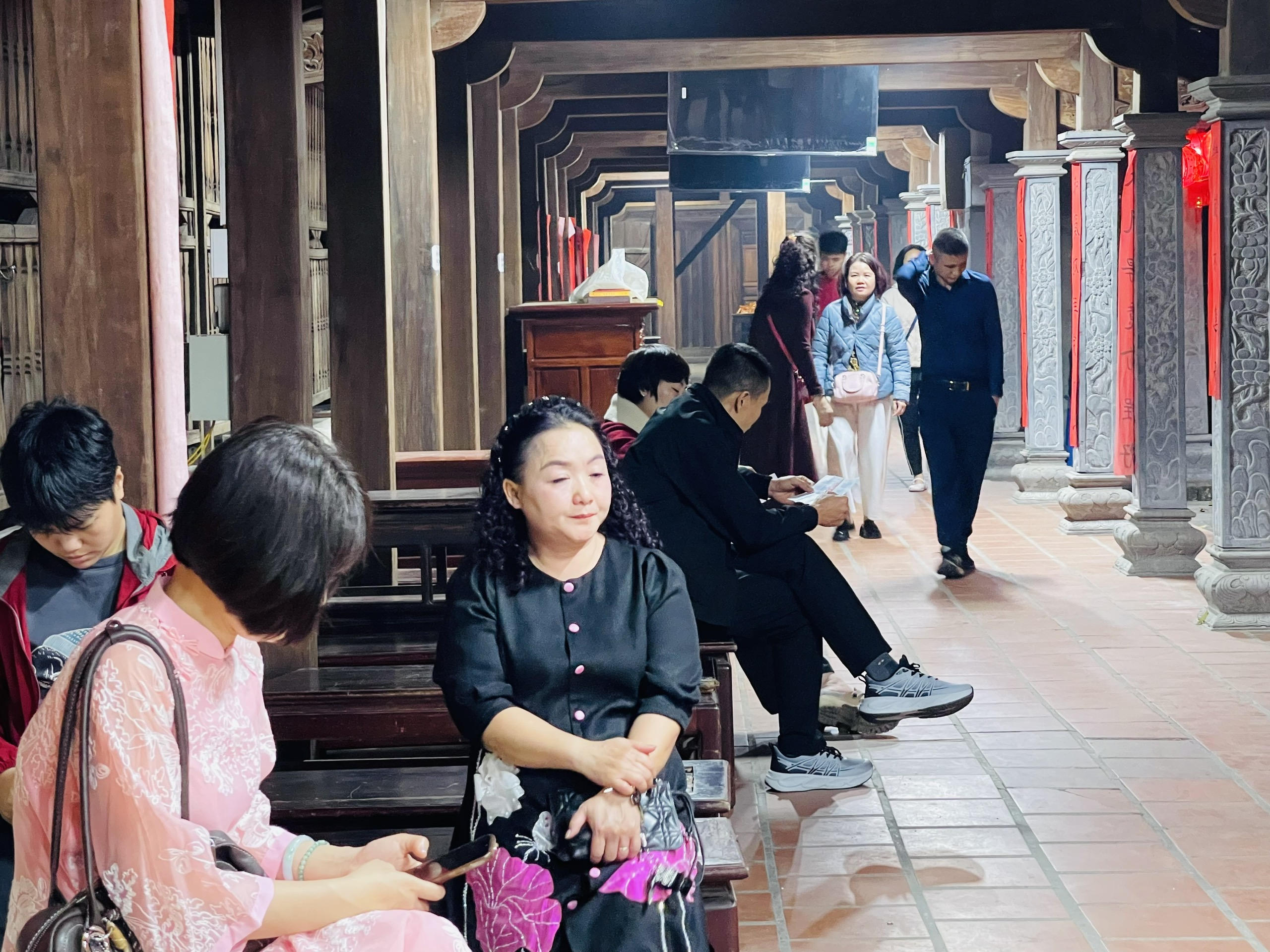 Năm mới l&ecirc;n ch&ugrave;a cầu an - Ảnh 5.