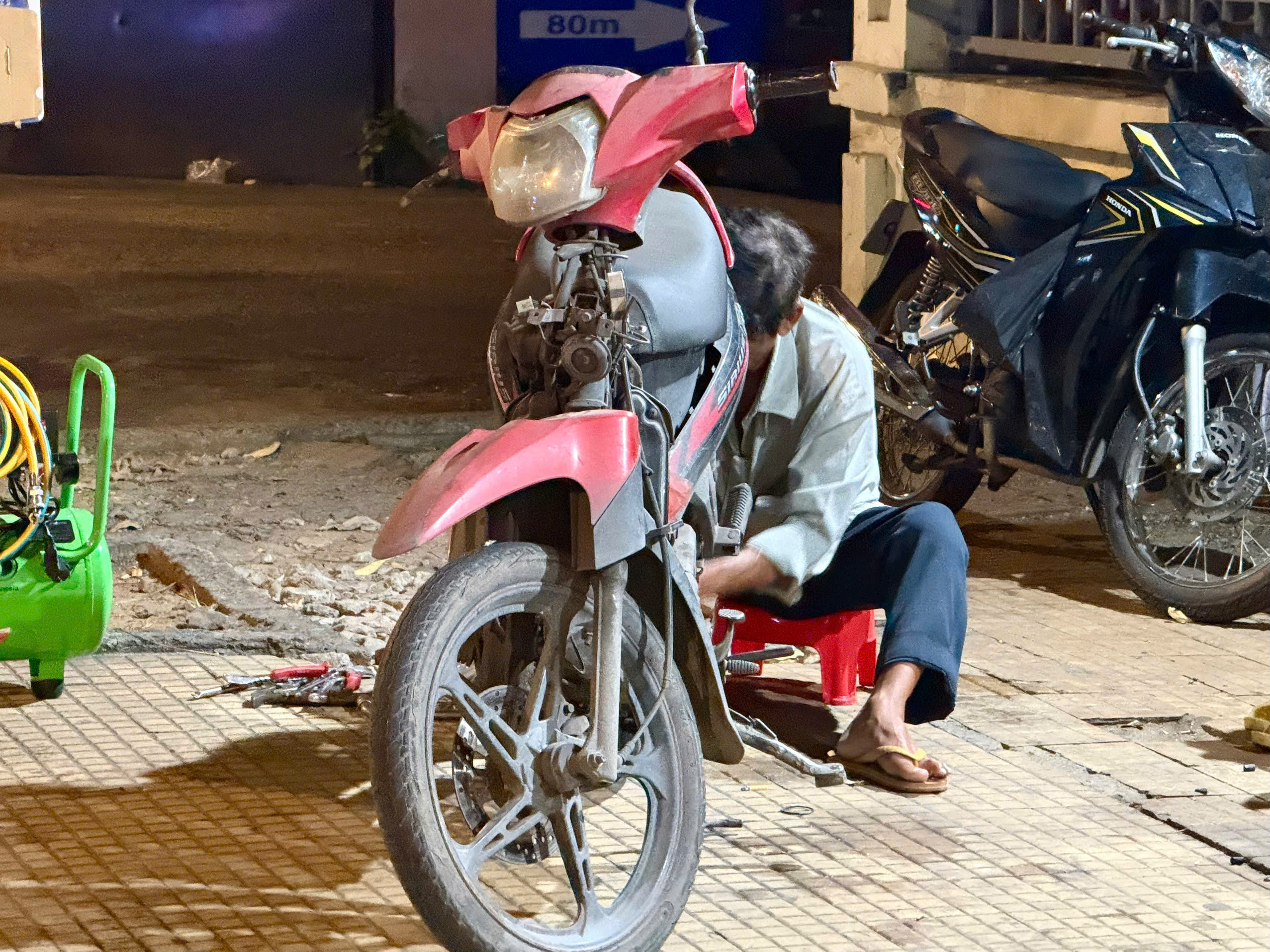 Những người đ&oacute;n Tết trong "thầm lặng" - Ảnh 2.