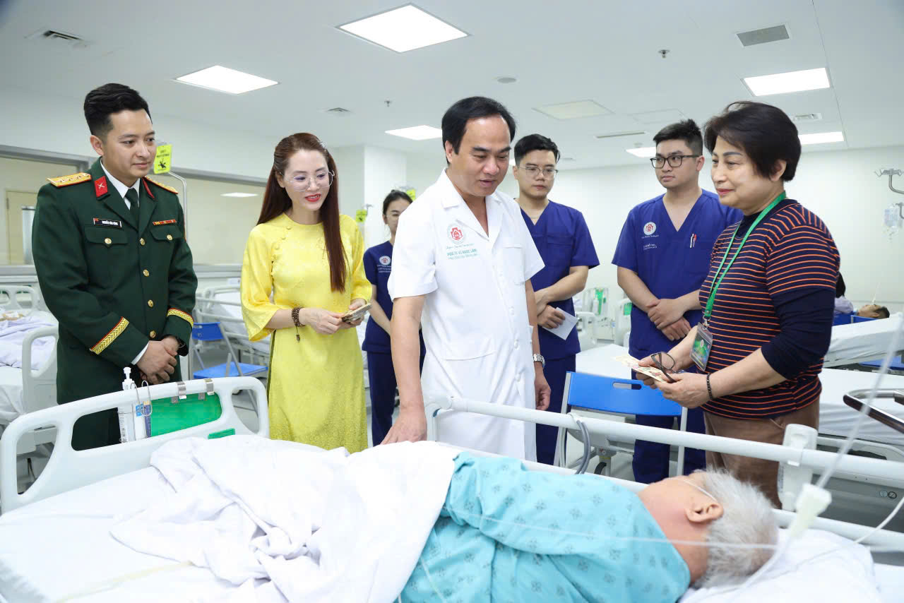 Chúc Tết bác sĩ Trường Sa qua Telemedicine, cấp cứu xuyên giao thừa - Ảnh 3.