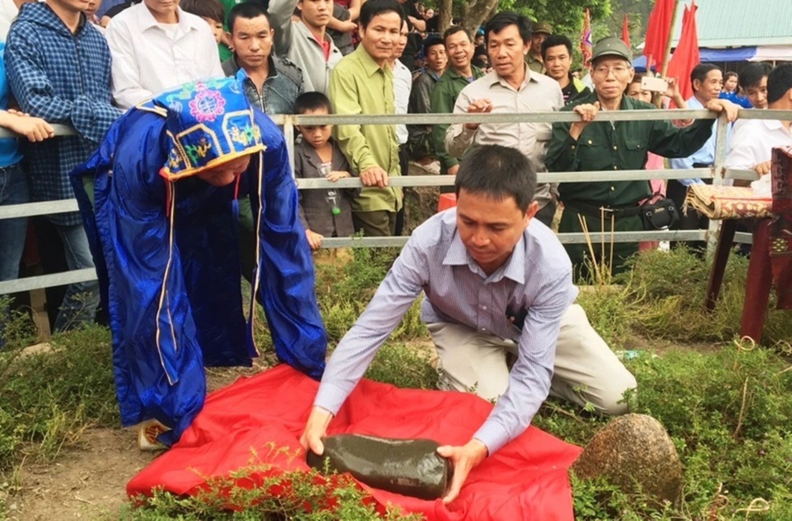 Chuyện cả bản "rước" hòn đá thiêng để xin vía đầu năm mới - Ảnh 4.