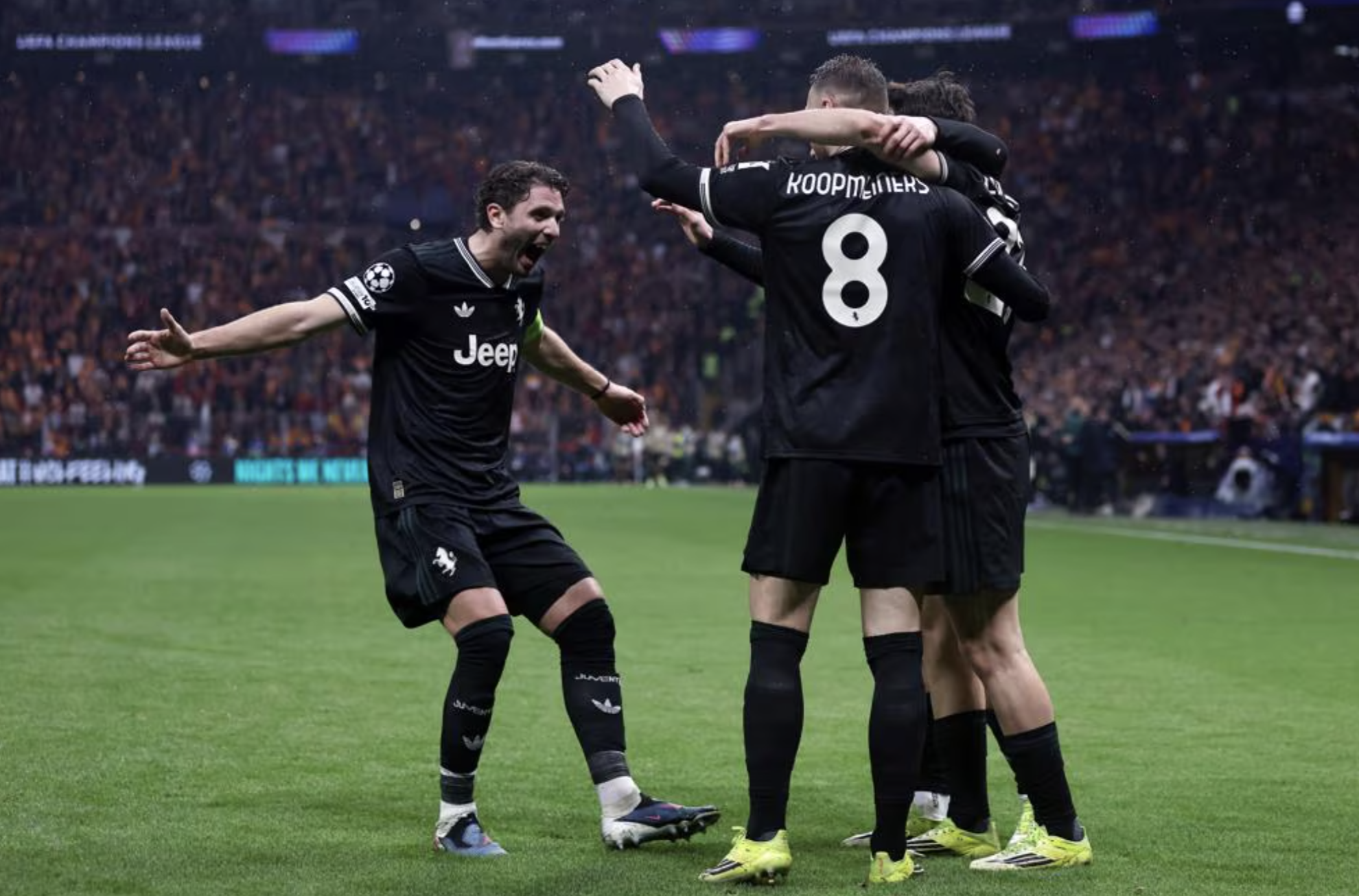 Galatasaray thắng trận cầu 7 b&agrave;n, "B&agrave; đầm gi&agrave;" thua tan t&aacute;c tại Istanbul - Ảnh 3.