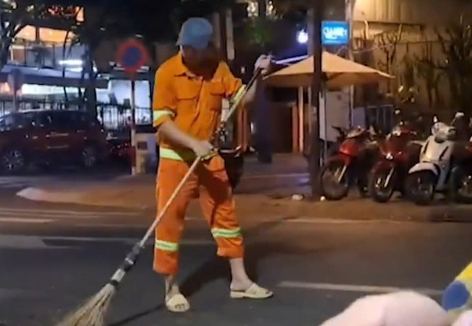 Những người đ&oacute;n Tết trong "thầm lặng" - Ảnh 3.