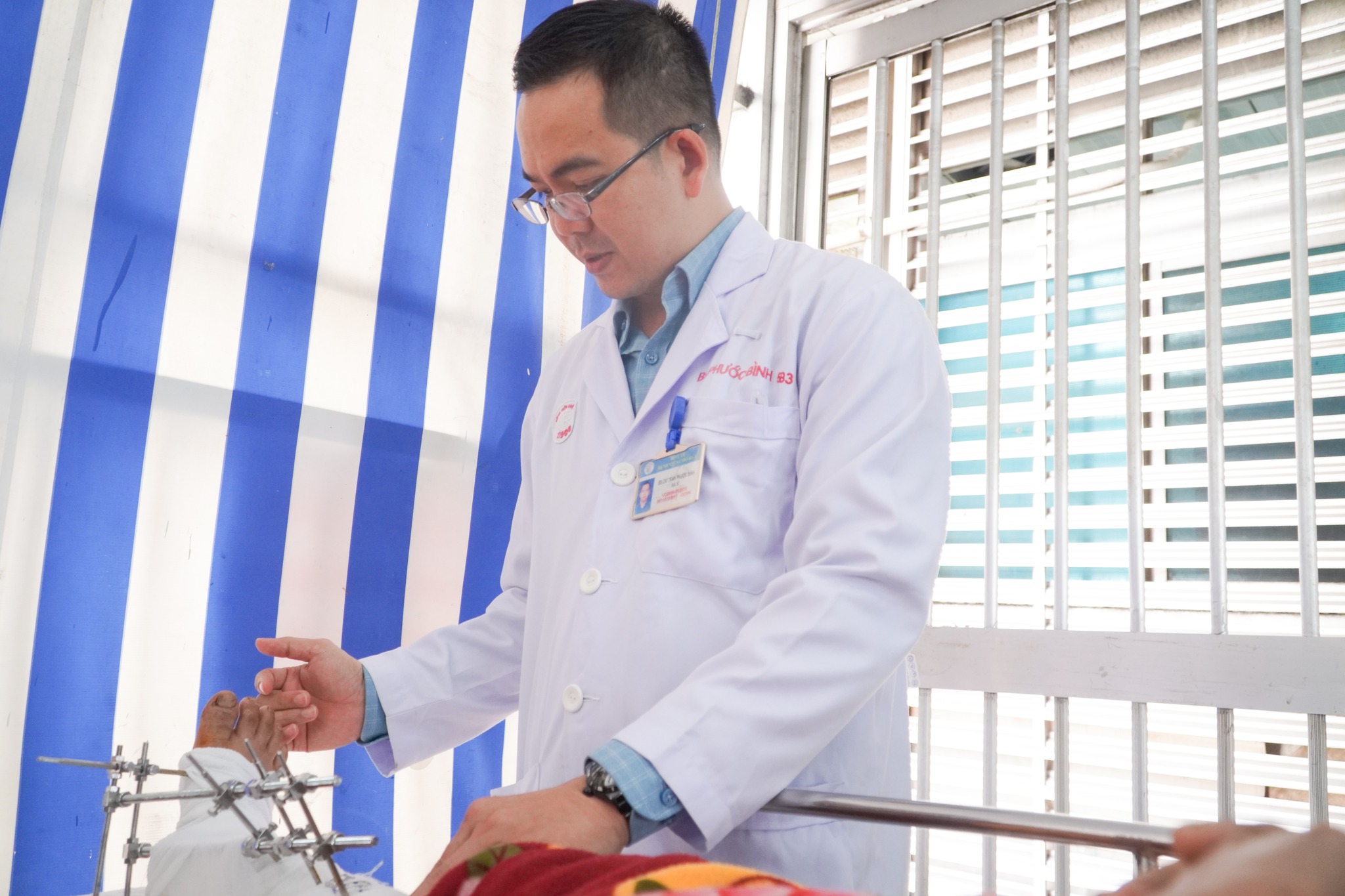 Nỗi niềm y b&aacute;c sĩ trực cấp cứu - Ảnh 3.
