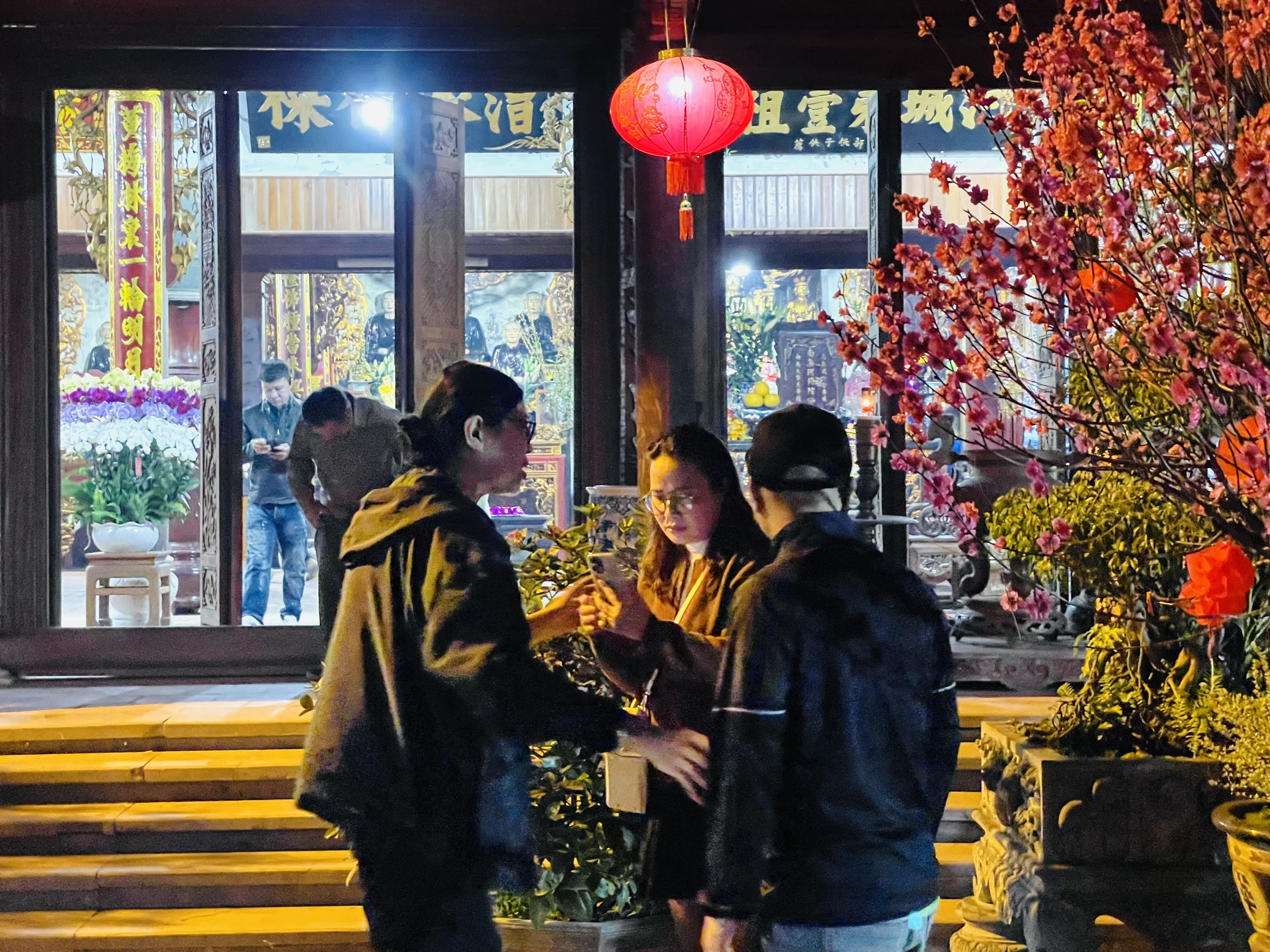 Năm mới l&ecirc;n ch&ugrave;a cầu an - Ảnh 7.