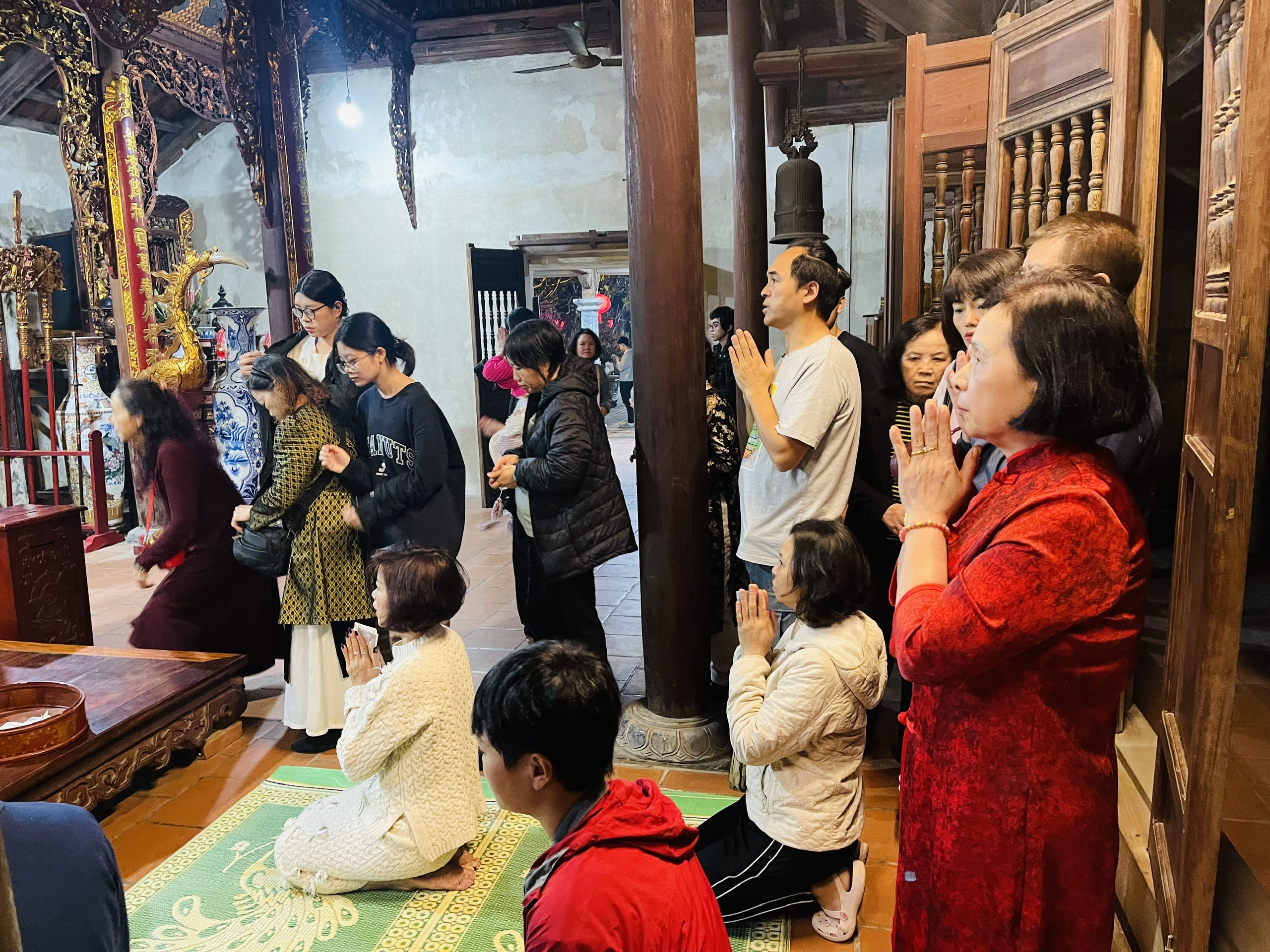 Năm mới l&ecirc;n ch&ugrave;a cầu an - Ảnh 3.