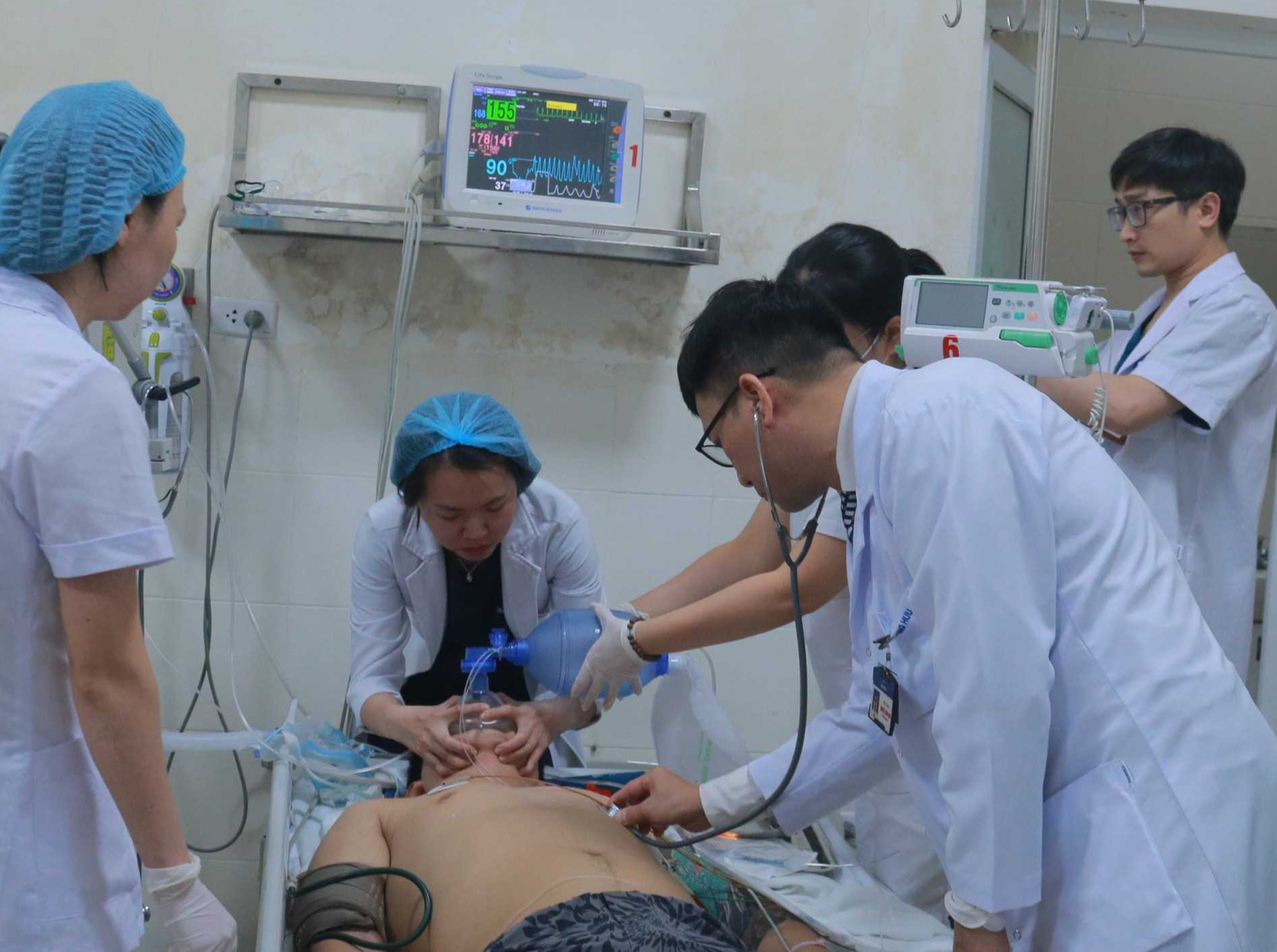 Chúc Tết bác sĩ Trường Sa qua Telemedicine, cấp cứu xuyên giao thừa - Ảnh 6.