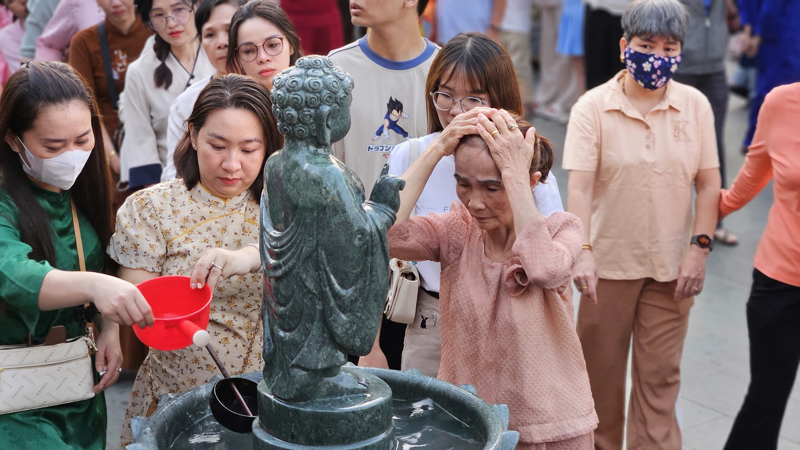 D&ograve;ng người ken đặc xếp h&agrave;ng đi lễ ch&ugrave;a Hoằng Ph&aacute;p - Ảnh 7.