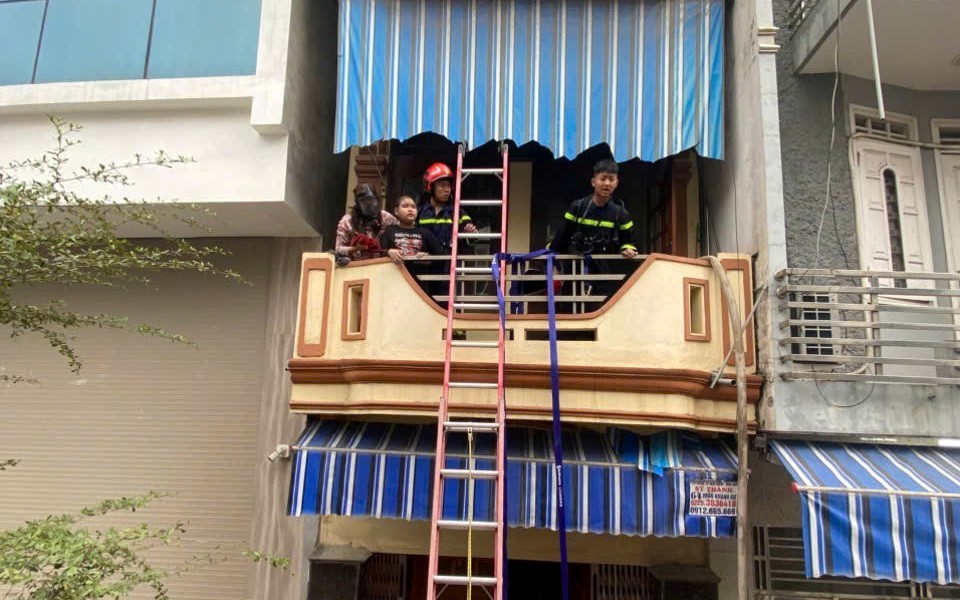 Cứu 2 người trong vụ cháy nhà vào sáng mùng 1 Tết