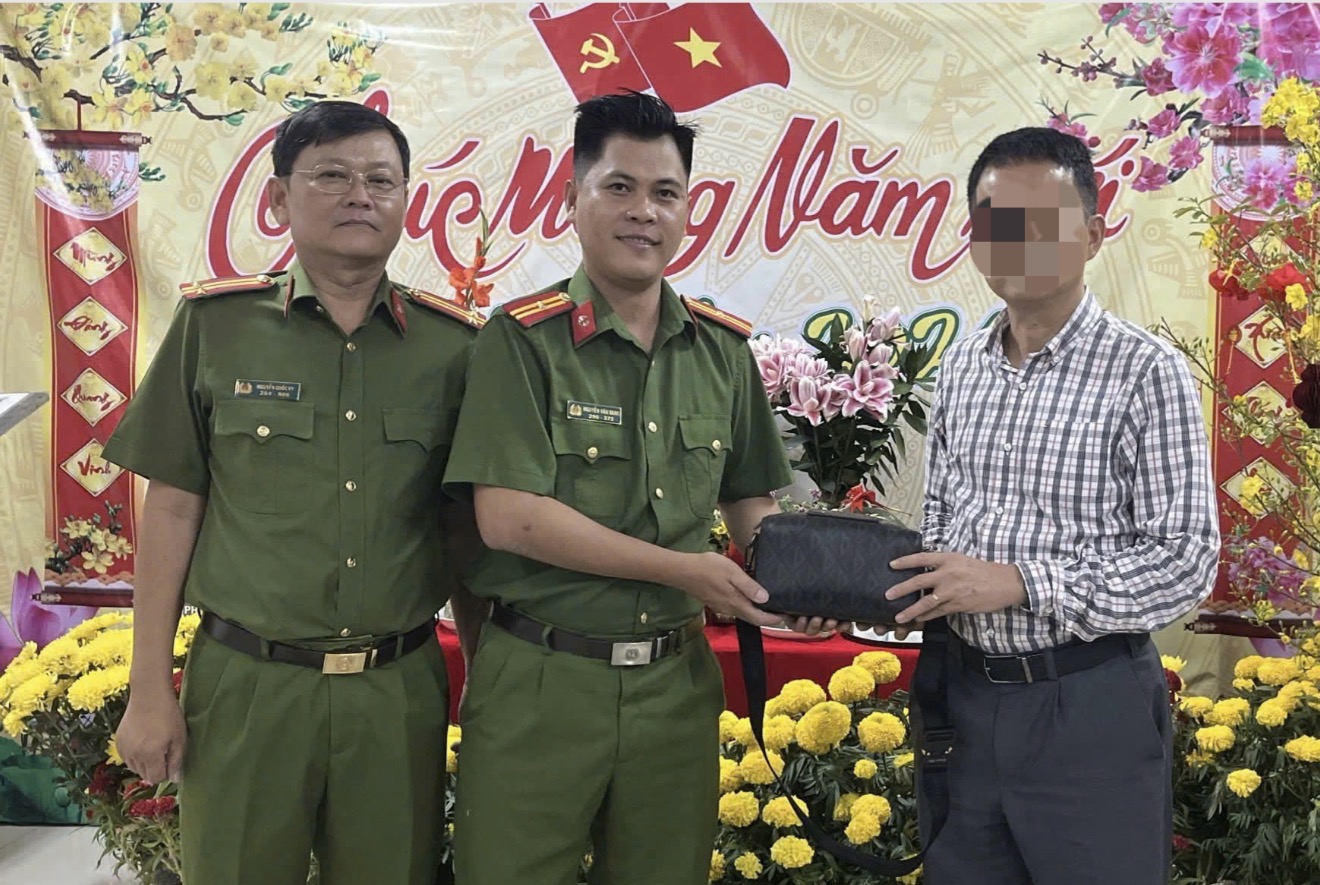 Niềm vui của người đ&agrave;n &ocirc;ng ở TPHCM v&agrave;o đ&ecirc;m giao thừa - Ảnh 1.