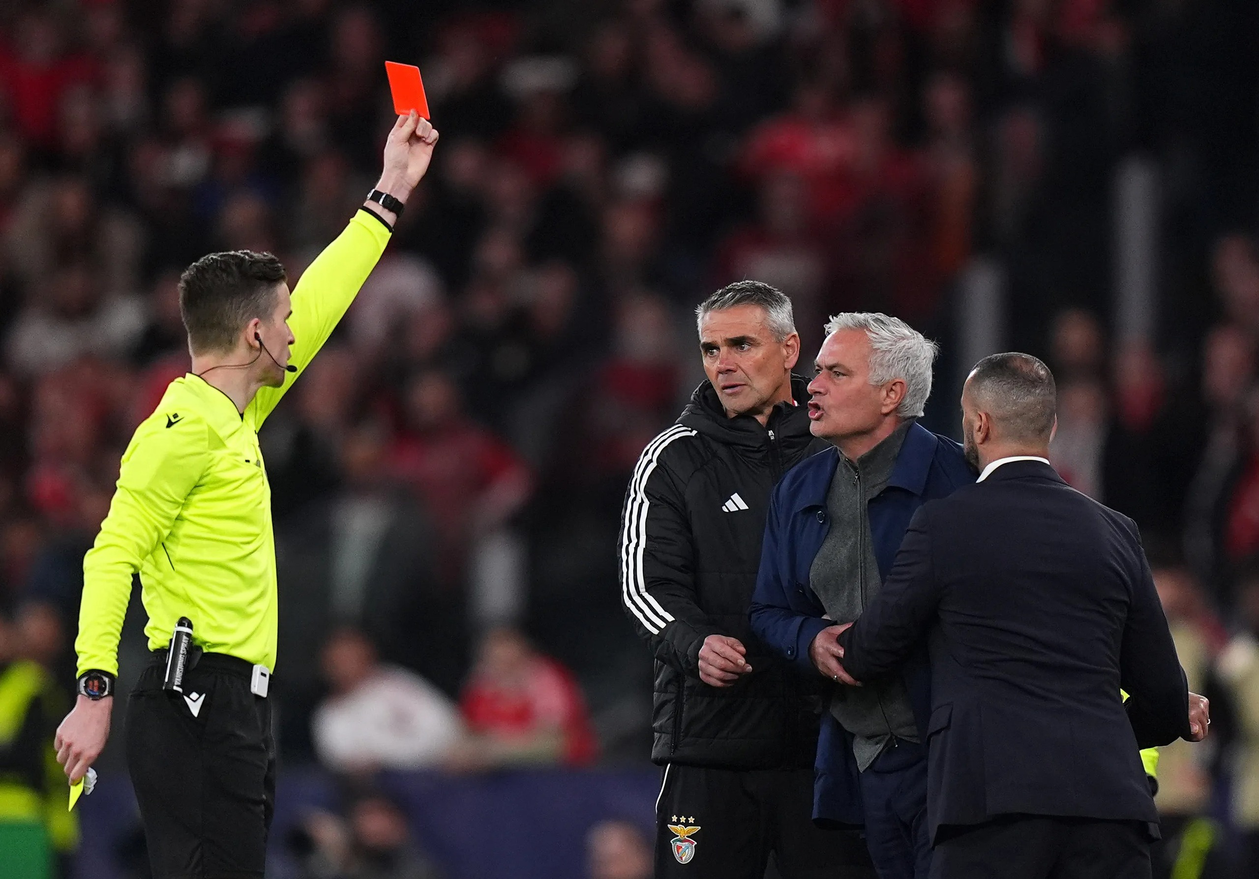 Hỗn loạn &ldquo;to&agrave;n tập&rdquo; trong trận đấu của HLV Mourinho ở Champions League - Ảnh 3.