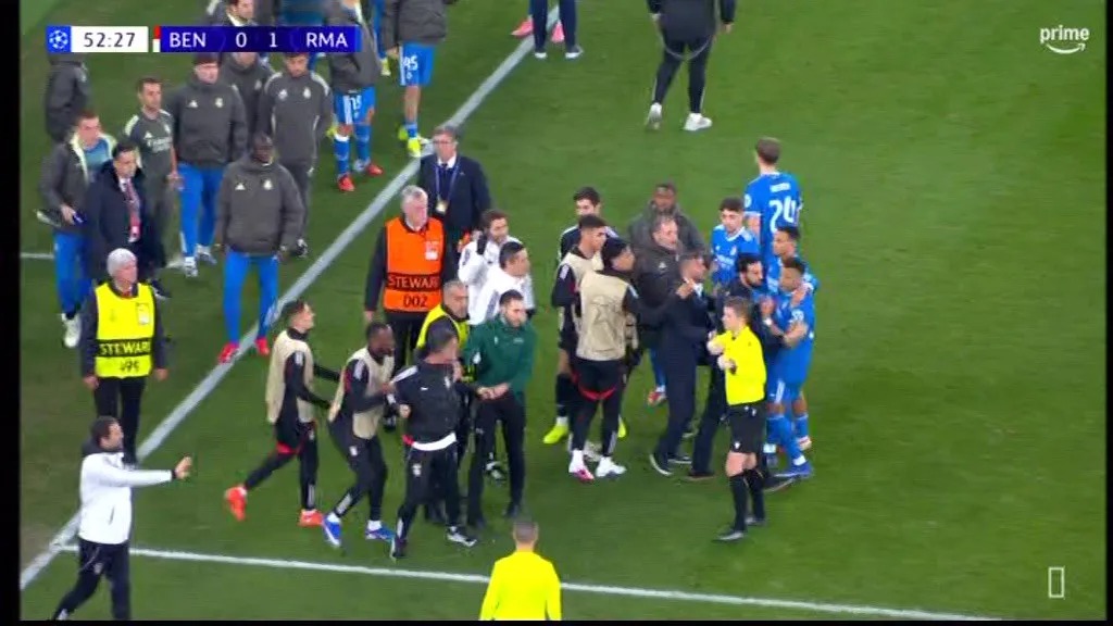 Hỗn loạn &ldquo;to&agrave;n tập&rdquo; trong trận đấu của HLV Mourinho ở Champions League - Ảnh 1.