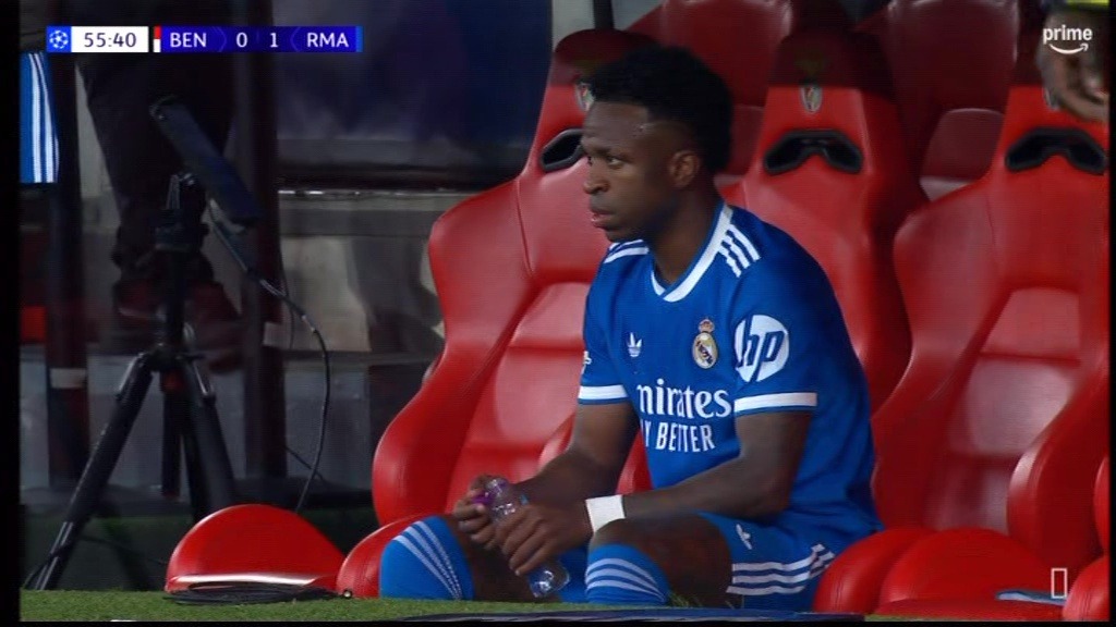 Hỗn loạn &ldquo;to&agrave;n tập&rdquo; trong trận đấu của HLV Mourinho ở Champions League - Ảnh 2.