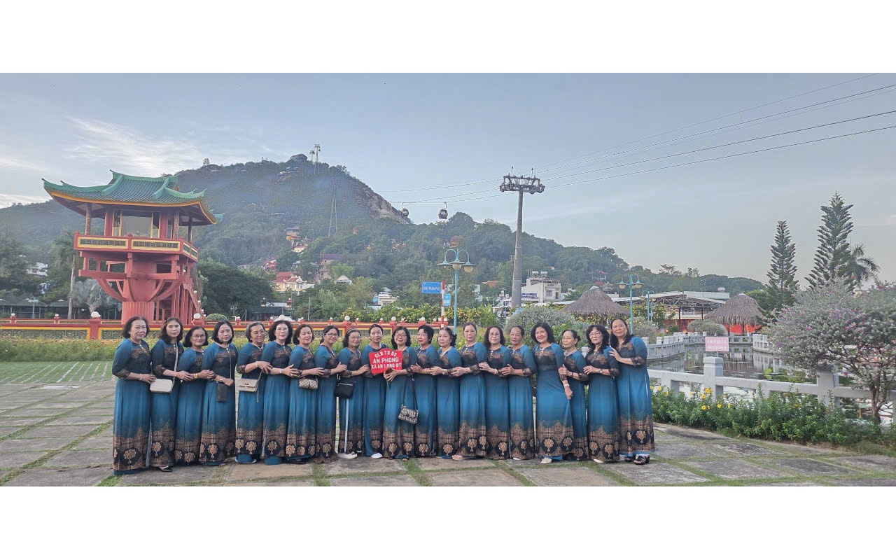 Mùng 1 Tết, “biển người” đổ về Miếu Bà Chúa Xứ núi Sam