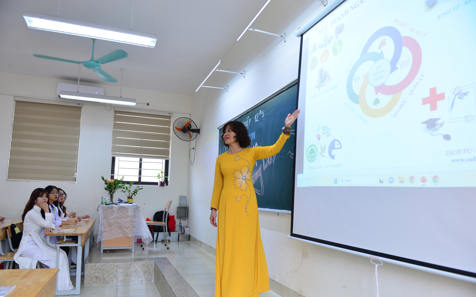 Các nhà giáo mỗi ngày làm tốt hơn, để gánh vác những trọng trách lớn
