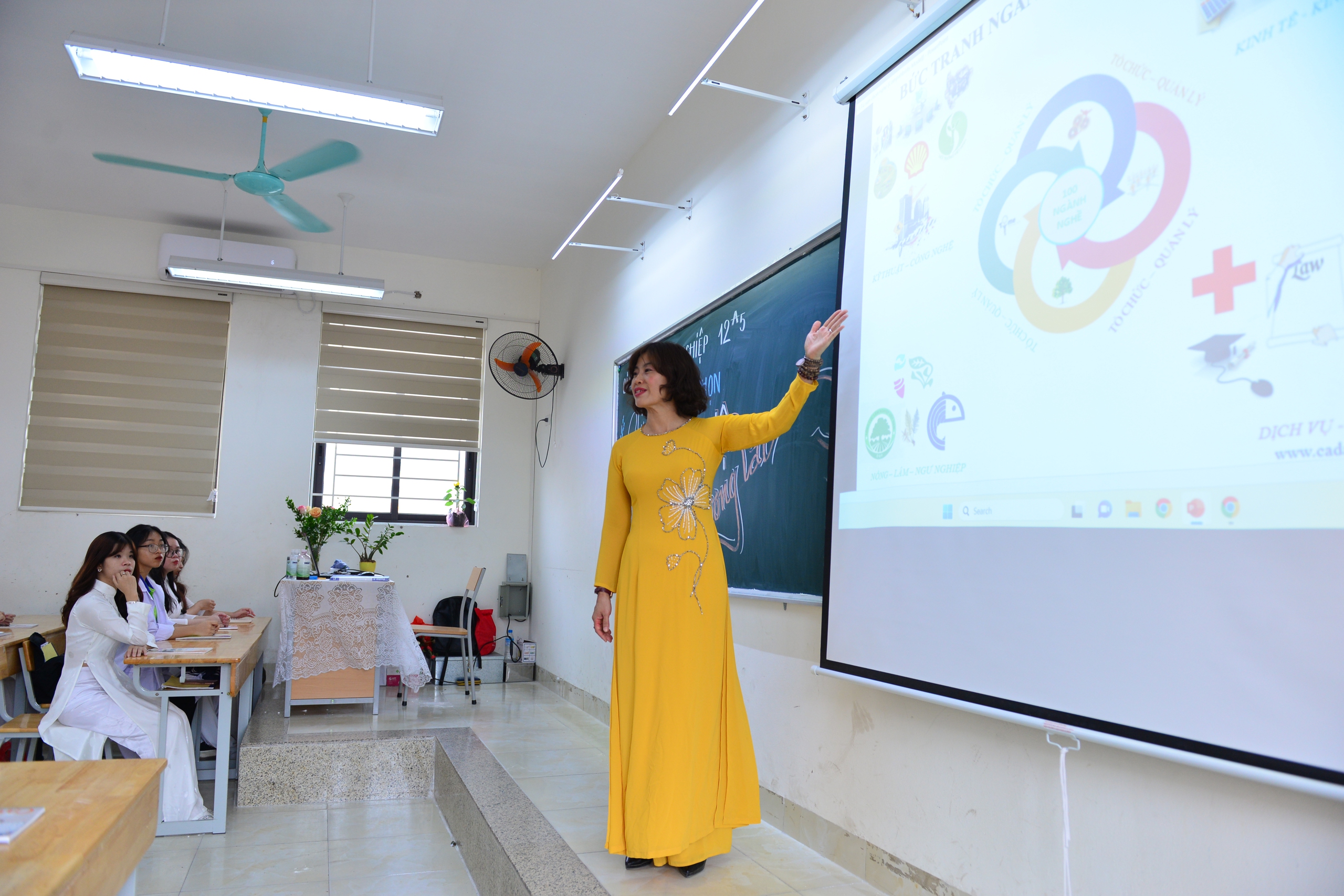 Các nhà giáo mỗi ngày làm tốt hơn, để gánh vác những trọng trách lớn - Ảnh 1.