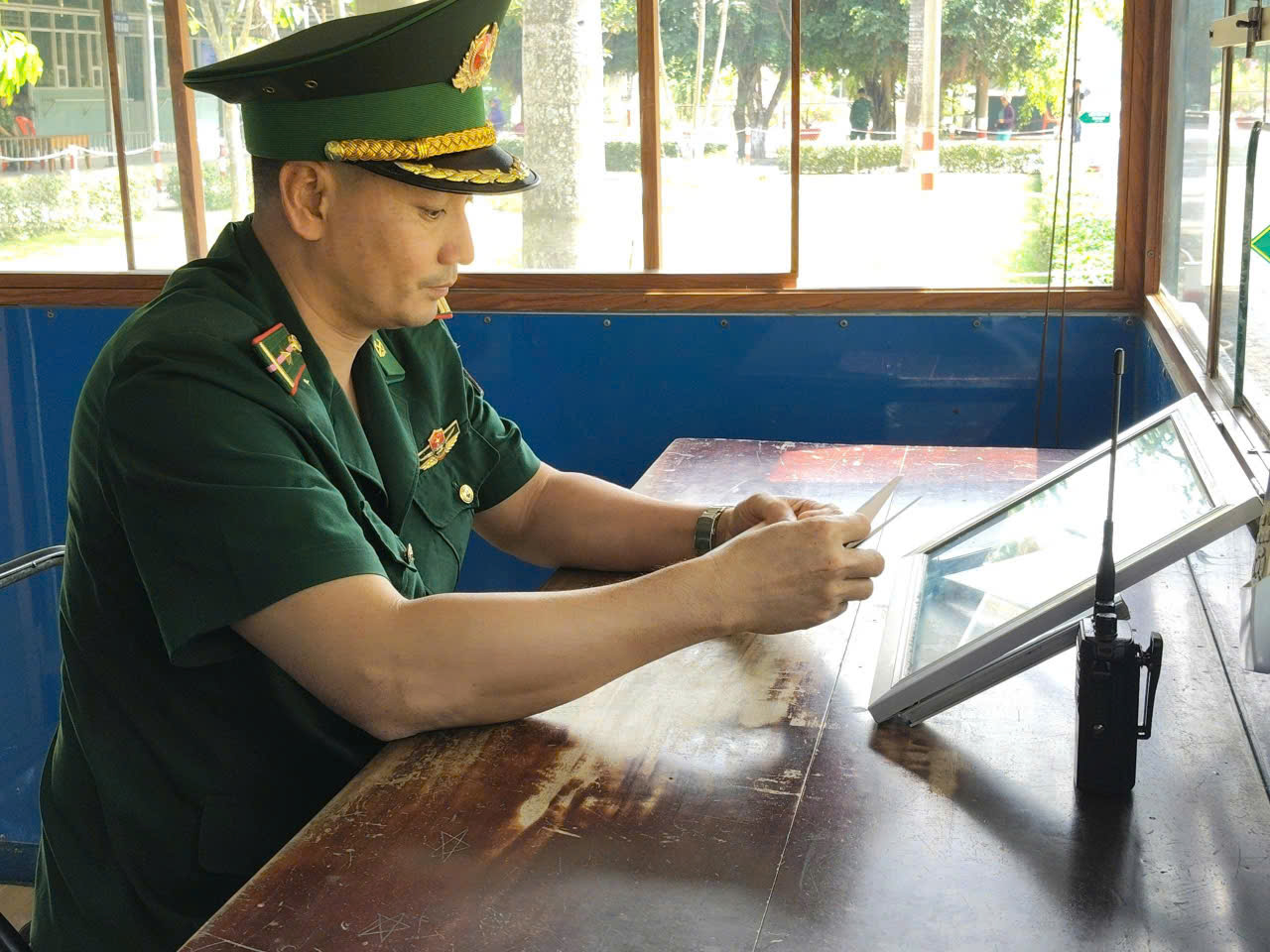 Ấm t&igrave;nh Xu&acirc;n bi&ecirc;n cương ở T&acirc;y Ninh - Ảnh 1.
