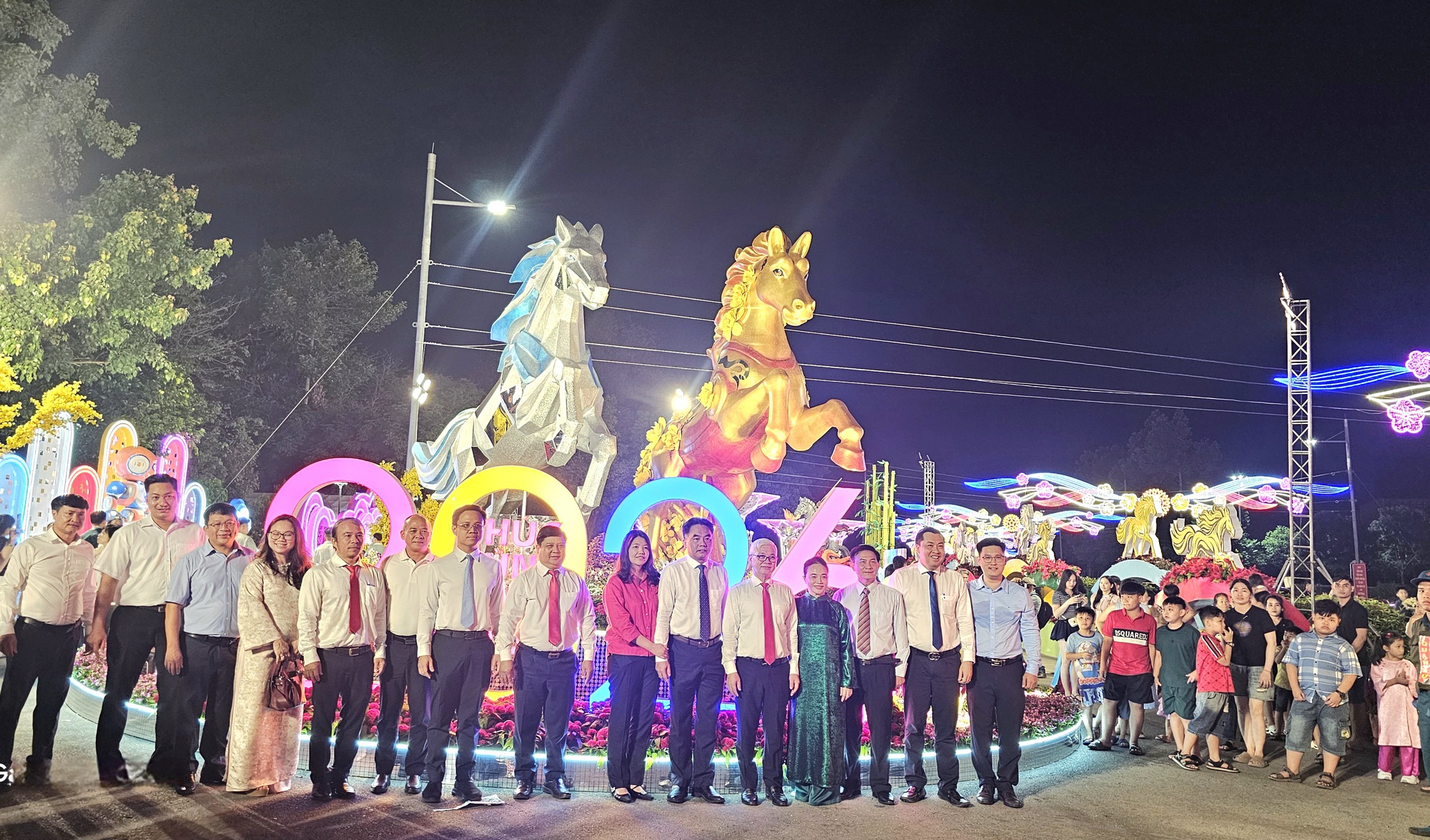 Ấn tượng với linh vật thi&ecirc;n m&atilde; sải bước giữa ng&acirc;n h&agrave; v&agrave; th&aacute;nh gi&oacute;ng cưỡi ngựa sắt phun lửa - Ảnh 4.
