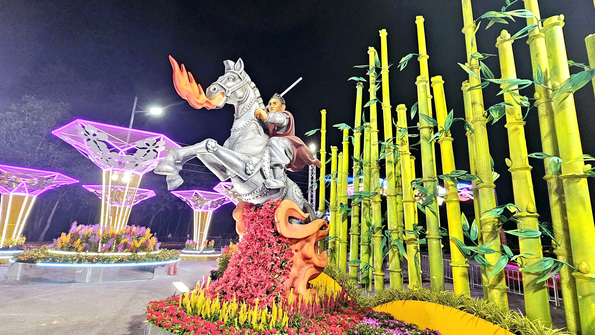 Ấn tượng với linh vật thi&ecirc;n m&atilde; sải bước giữa ng&acirc;n h&agrave; v&agrave; th&aacute;nh gi&oacute;ng cưỡi ngựa sắt phun lửa - Ảnh 6.