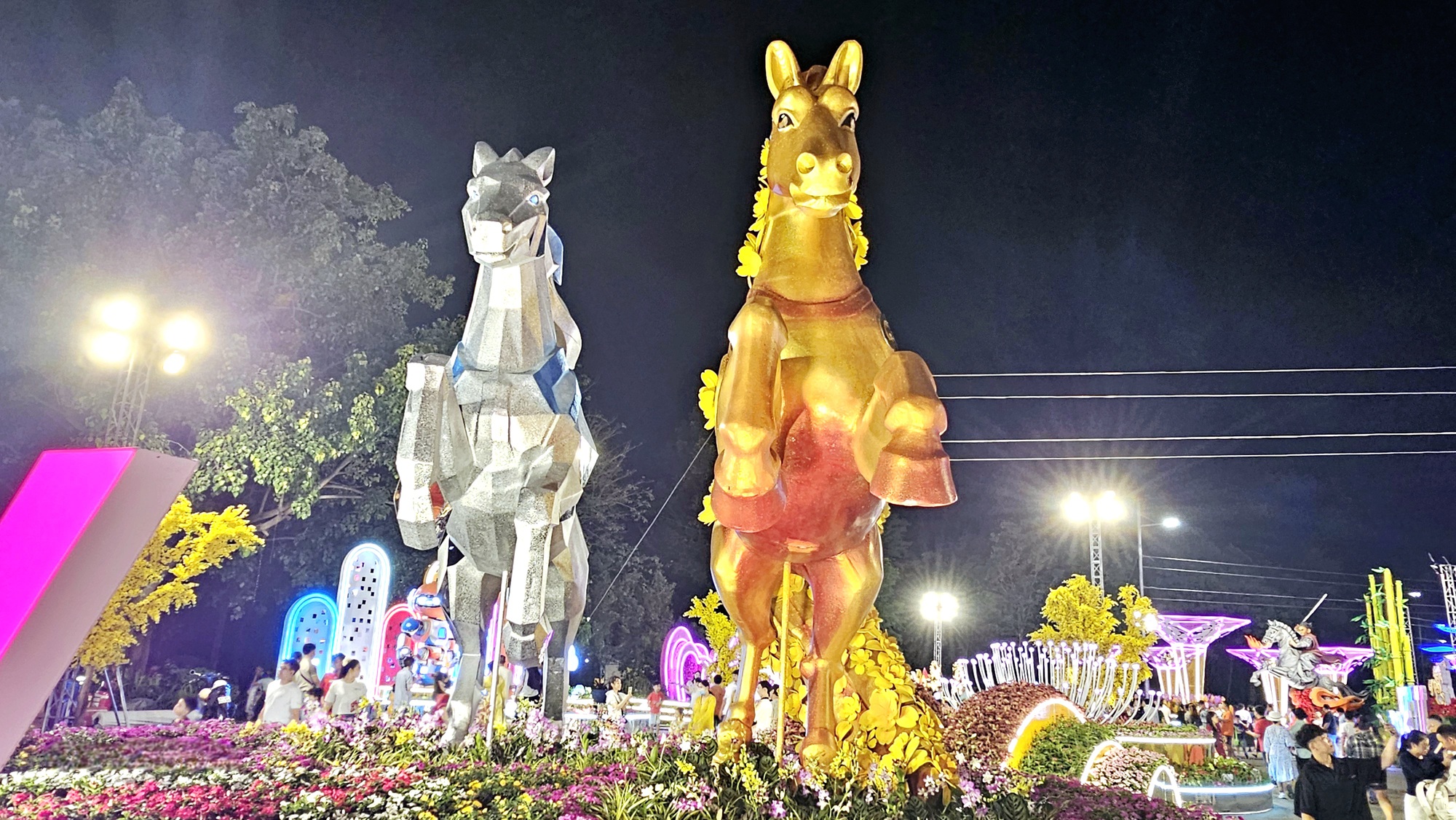 Ấn tượng với linh vật thi&ecirc;n m&atilde; sải bước giữa ng&acirc;n h&agrave; v&agrave; th&aacute;nh gi&oacute;ng cưỡi ngựa sắt phun lửa - Ảnh 3.