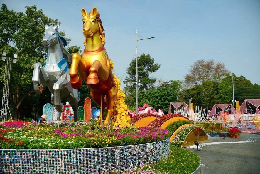 Ấn tượng với linh vật thi&ecirc;n m&atilde; sải bước giữa ng&acirc;n h&agrave; v&agrave; th&aacute;nh gi&oacute;ng cưỡi ngựa sắt phun lửa - Ảnh 7.