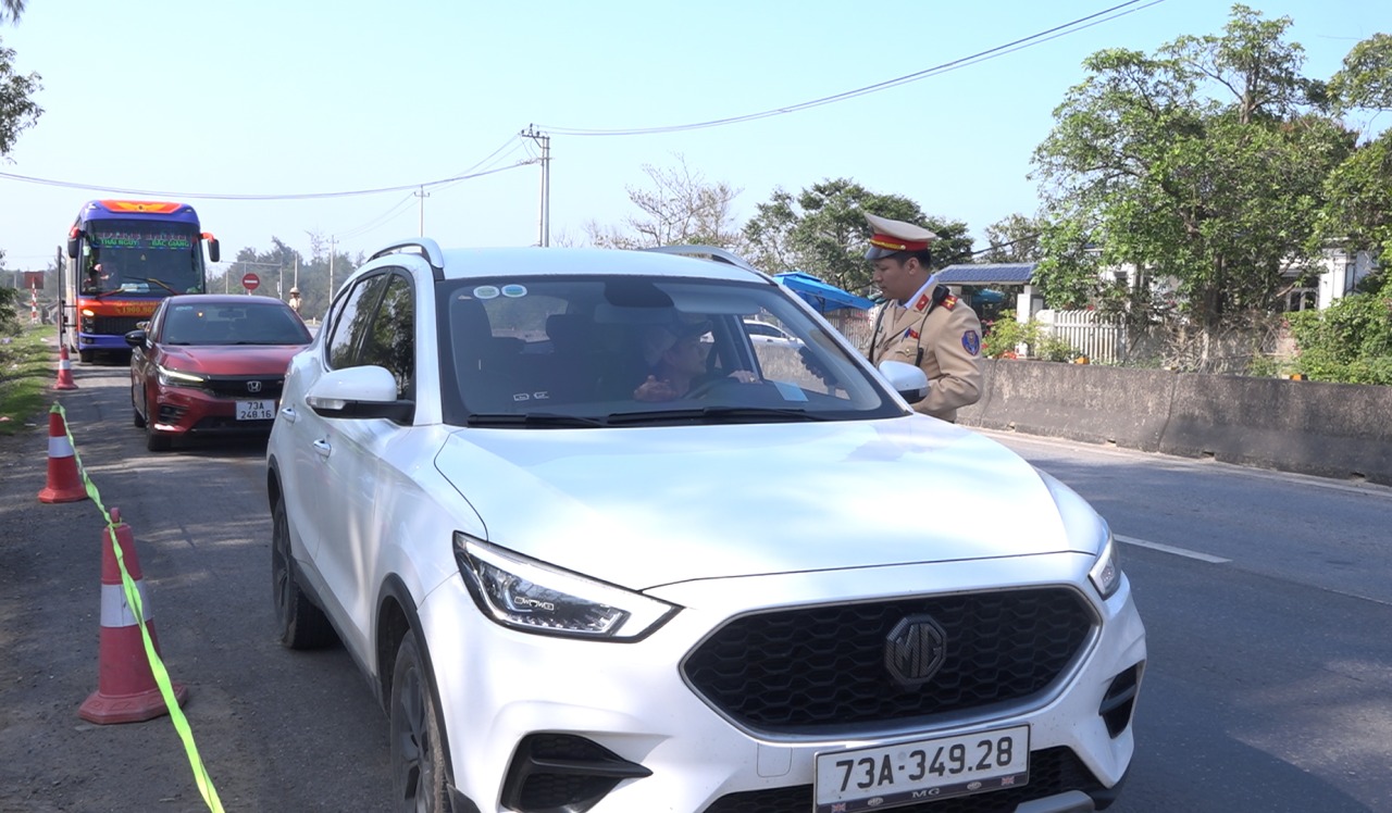 M&ugrave;ng 1 Tết ở Quảng Trị: Kiểm tra 781 phương tiện, 23 t&agrave;i xế vi phạm nồng độ cồn - Ảnh 1.